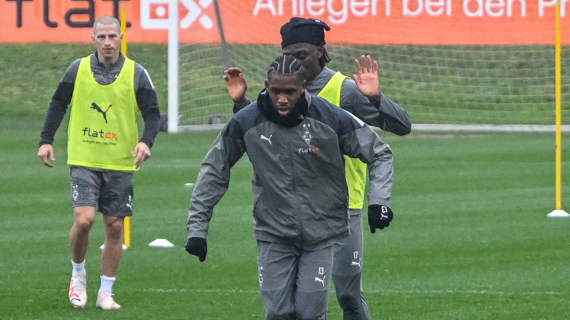 Jordan Siebatcheu und Manu Koné im Zweikampf, Stefan Lainer lauert.