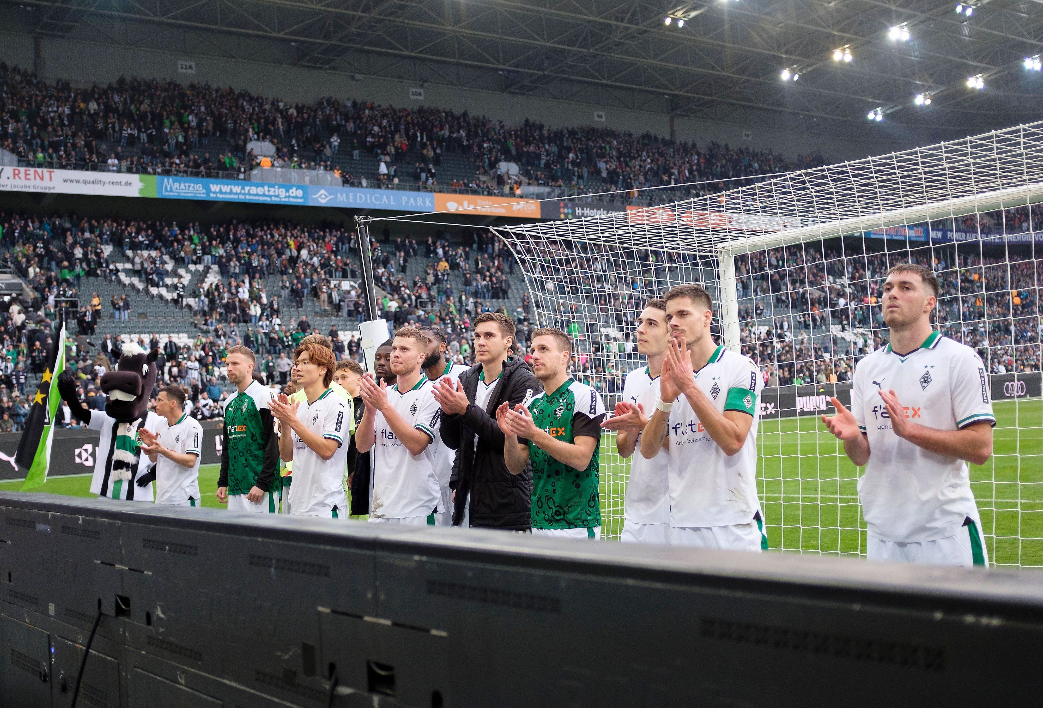 Borussia-Spieler vor der Nordkurve.