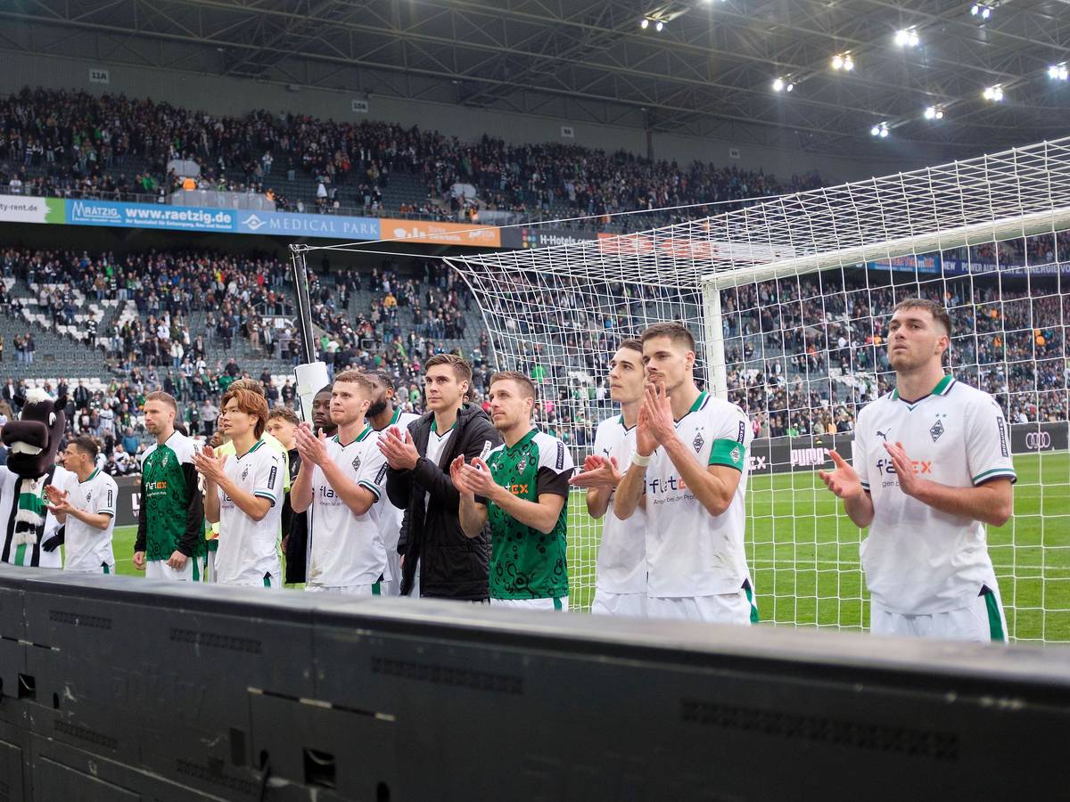 Borussia-Spieler vor der Nordkurve.