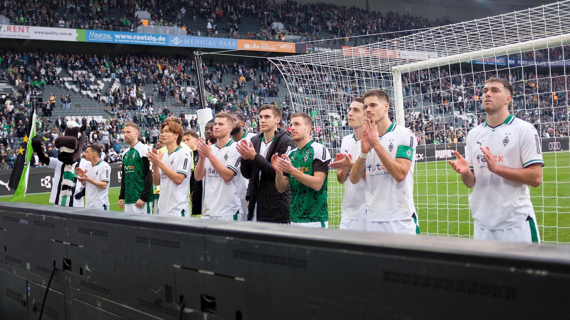 Borussia-Spieler vor der Nordkurve.