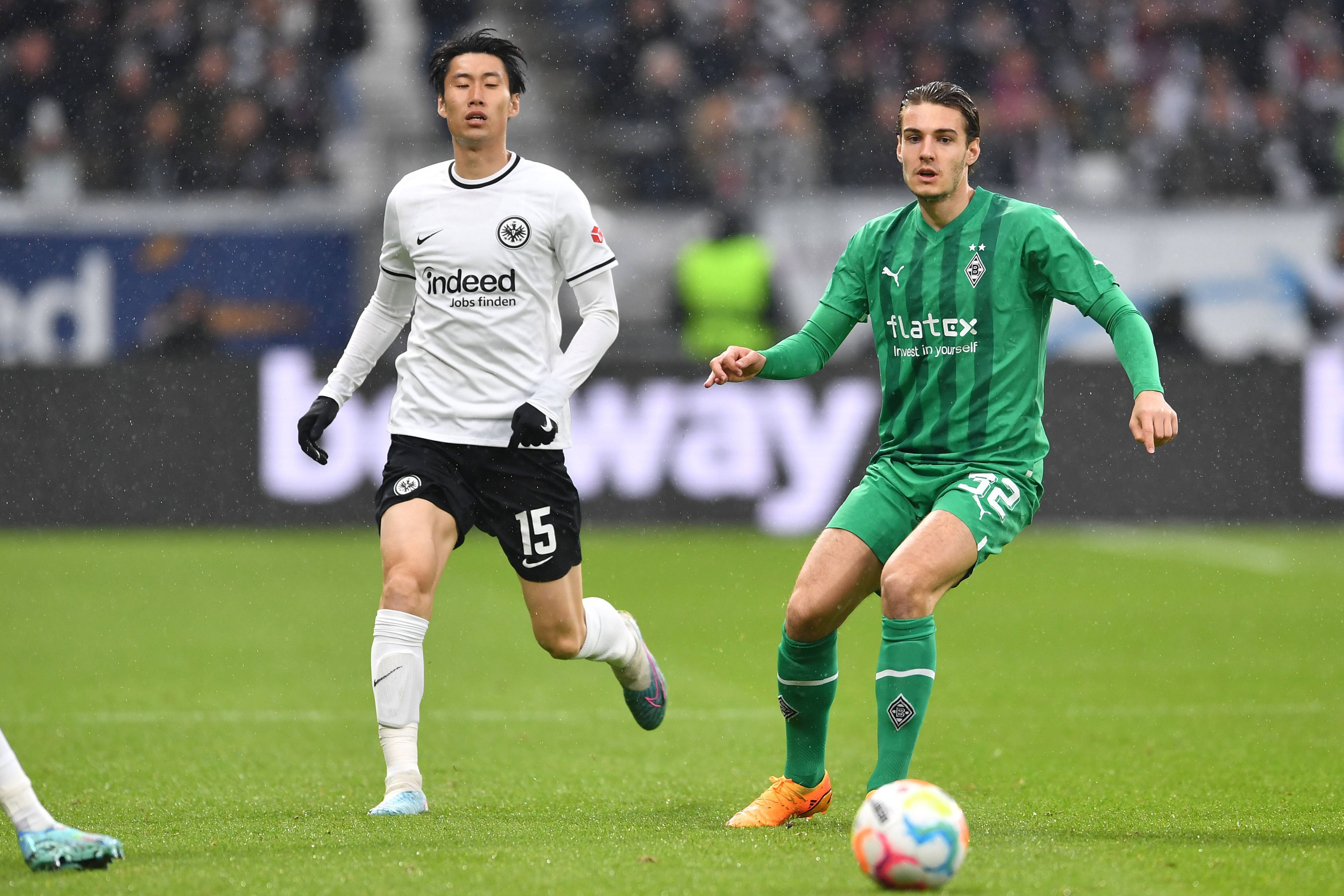 Flo Neuhaus und Daichi Kamada im Duell.