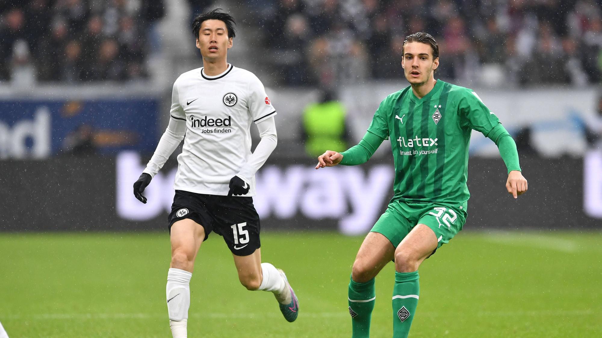 Flo Neuhaus und Daichi Kamada im Duell.