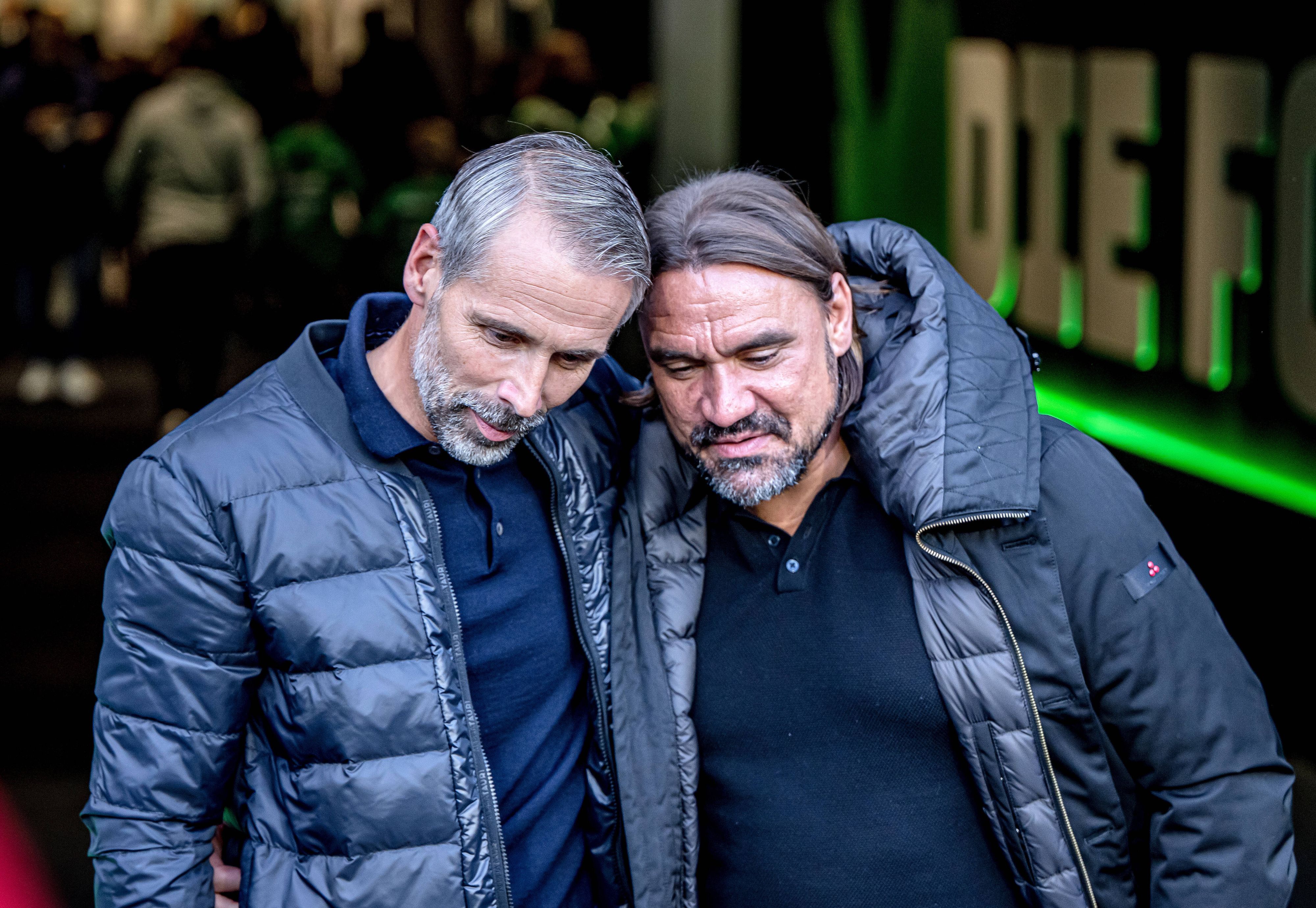 Marco Rose und Daniel Farke am Spielfeldrand.