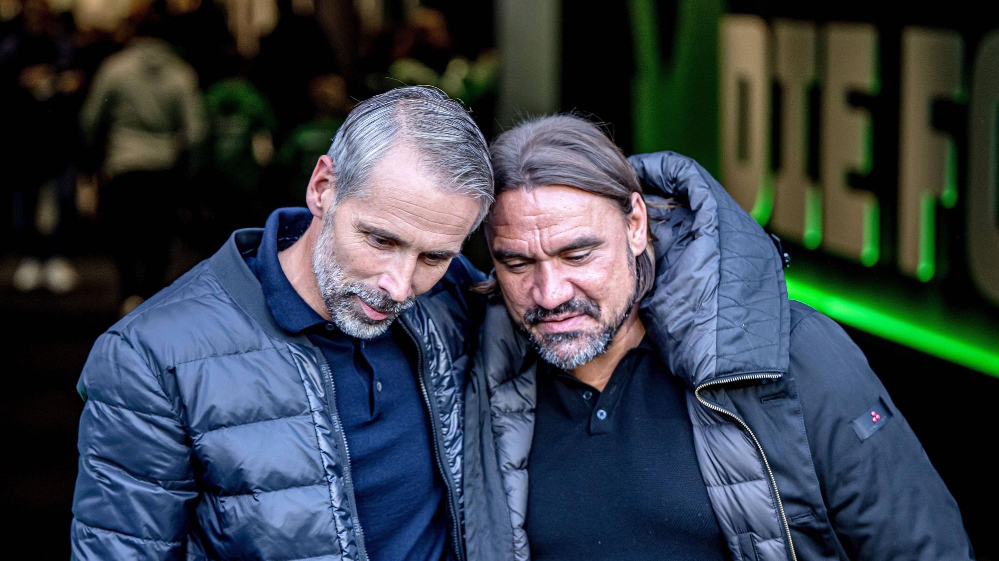 Marco Rose und Daniel Farke am Spielfeldrand.