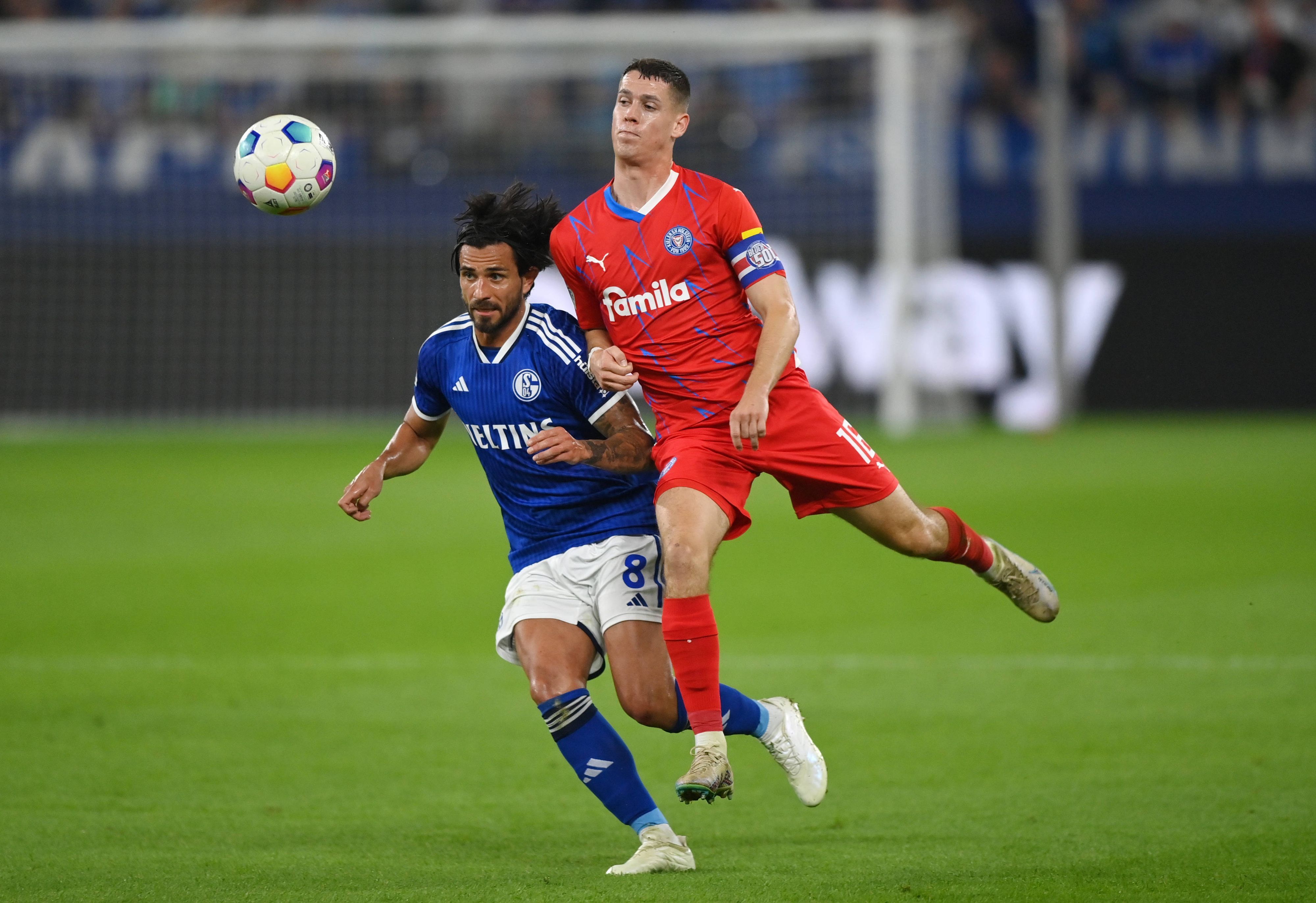 Philipp Sander im Duell mit Danny Latza.
