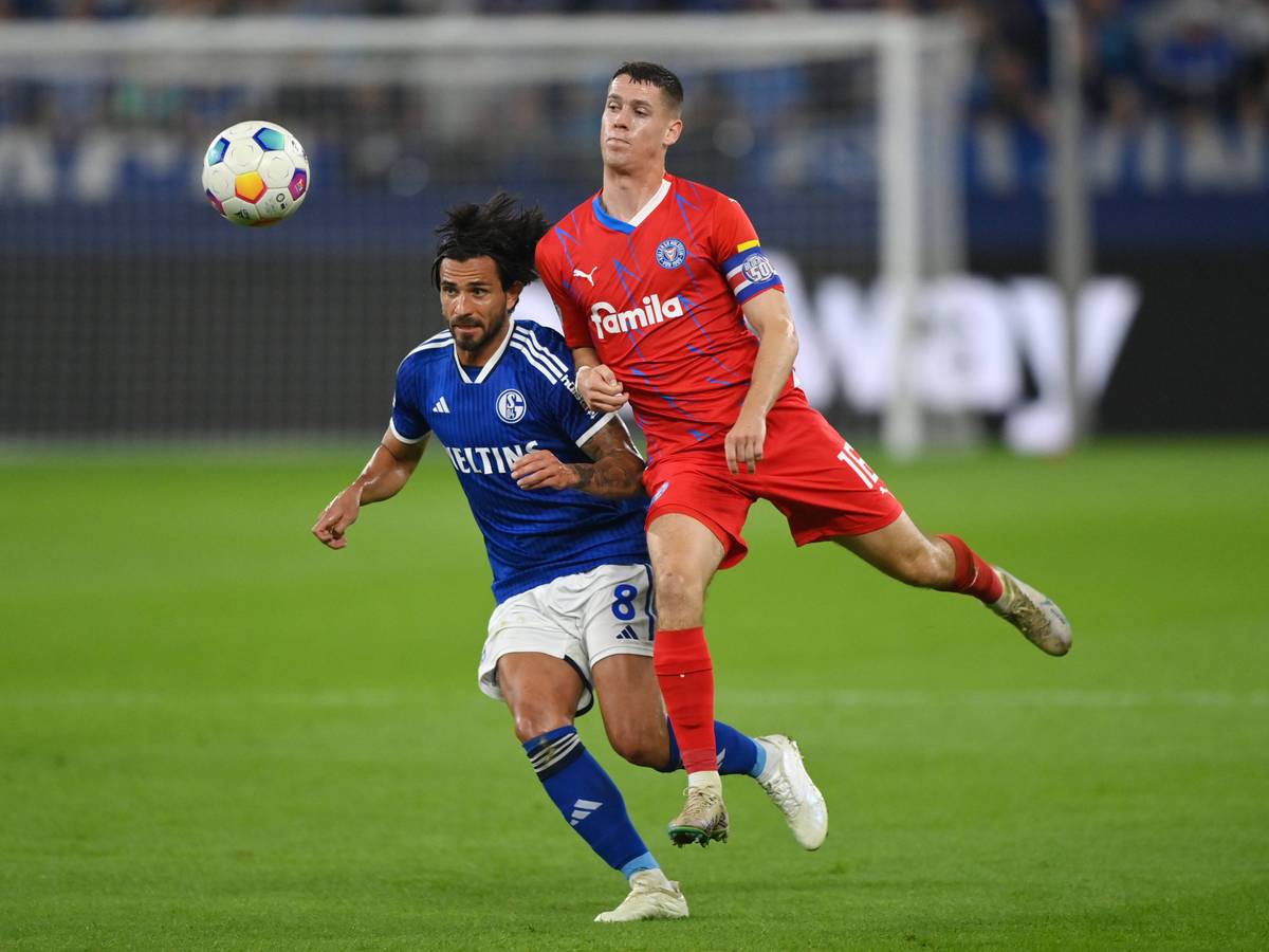 Philipp Sander im Duell mit Danny Latza.