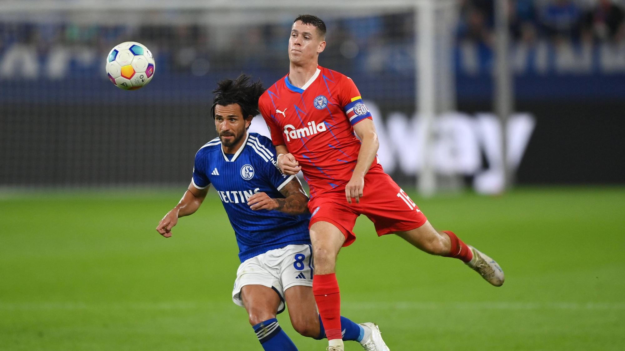 Philipp Sander im Zweikampf mit Danny Latza.