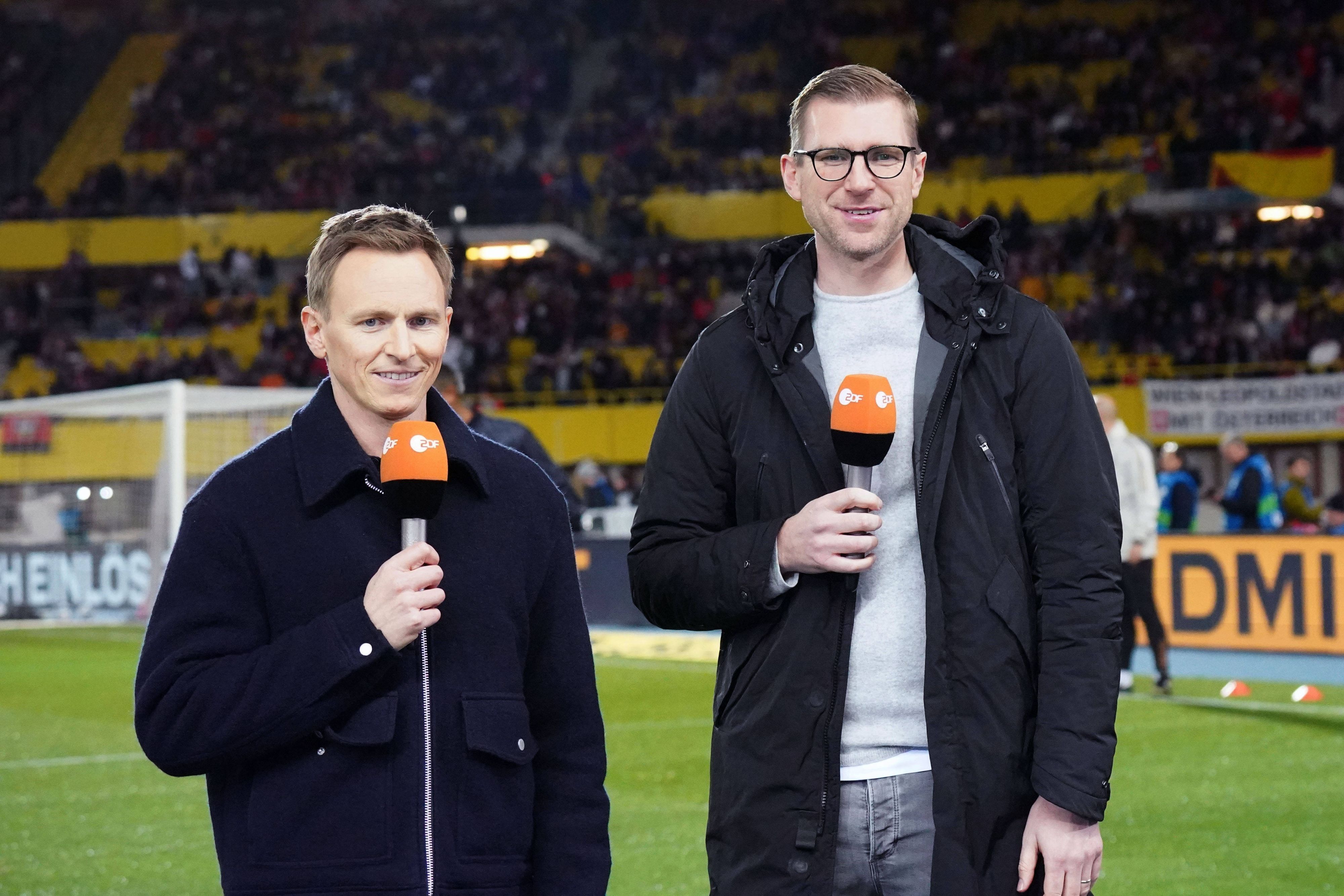 Jochen Breyer neben Per Mertesacker.