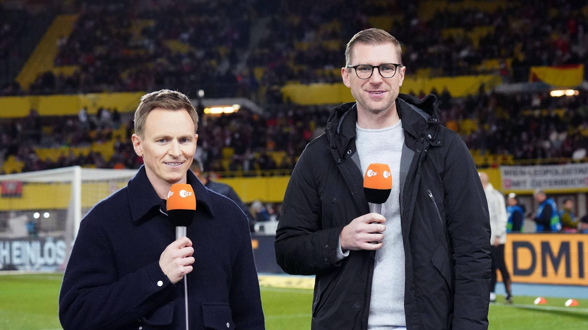 Jochen Breyer neben Per Mertesacker.