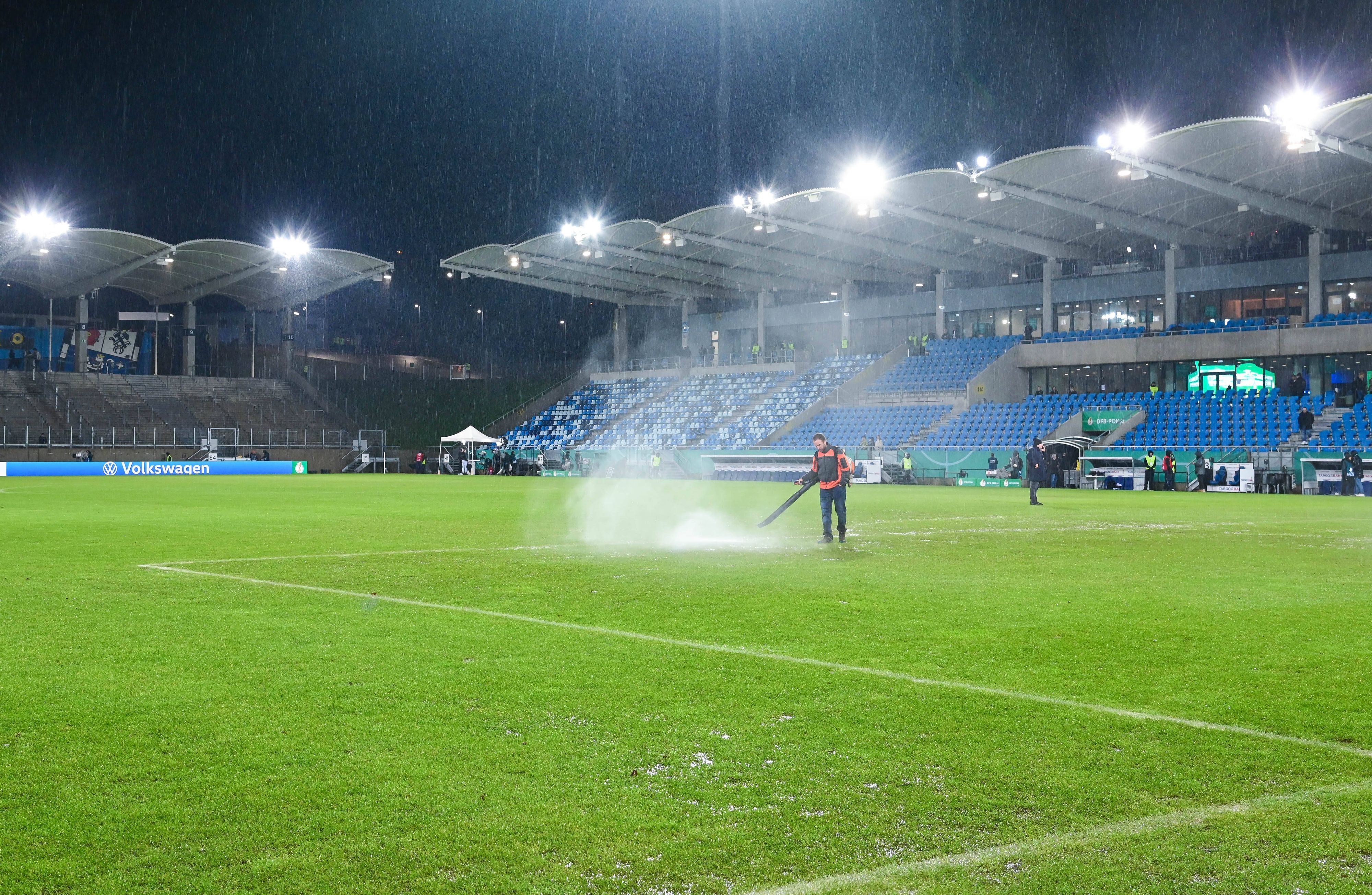 Rasen-Arbeiten im Ludwigsparkstadion.