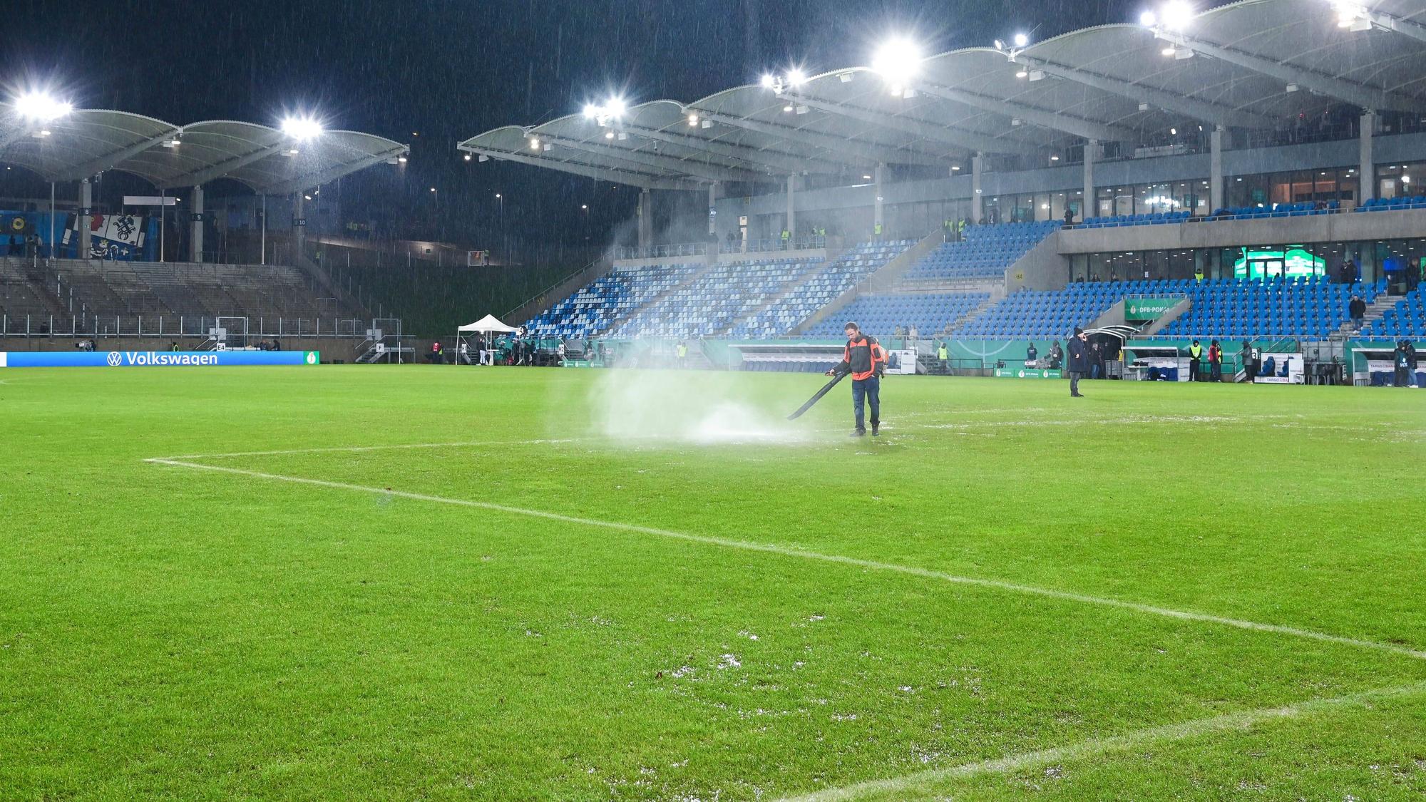 Rasen-Arbeiten im Ludwigsparkstadion.