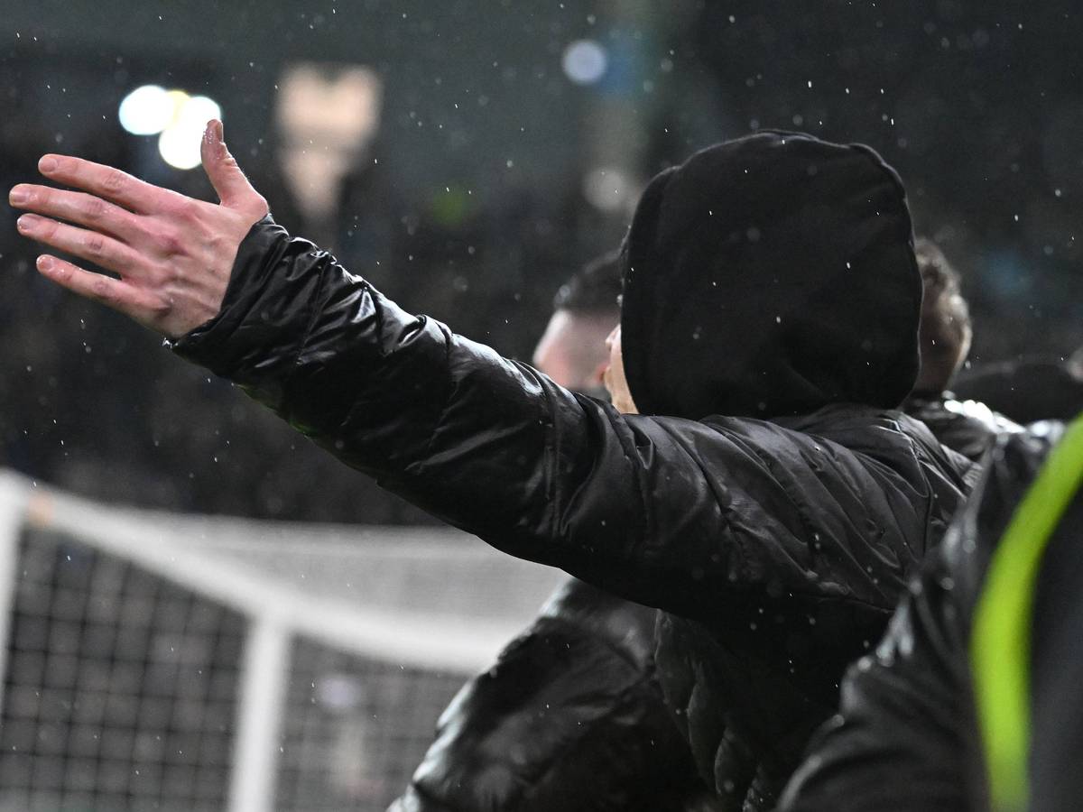 Fan von Borussia Mönchengladbach entsetzt nach Pokal-Aus gegen Saarbrücken.