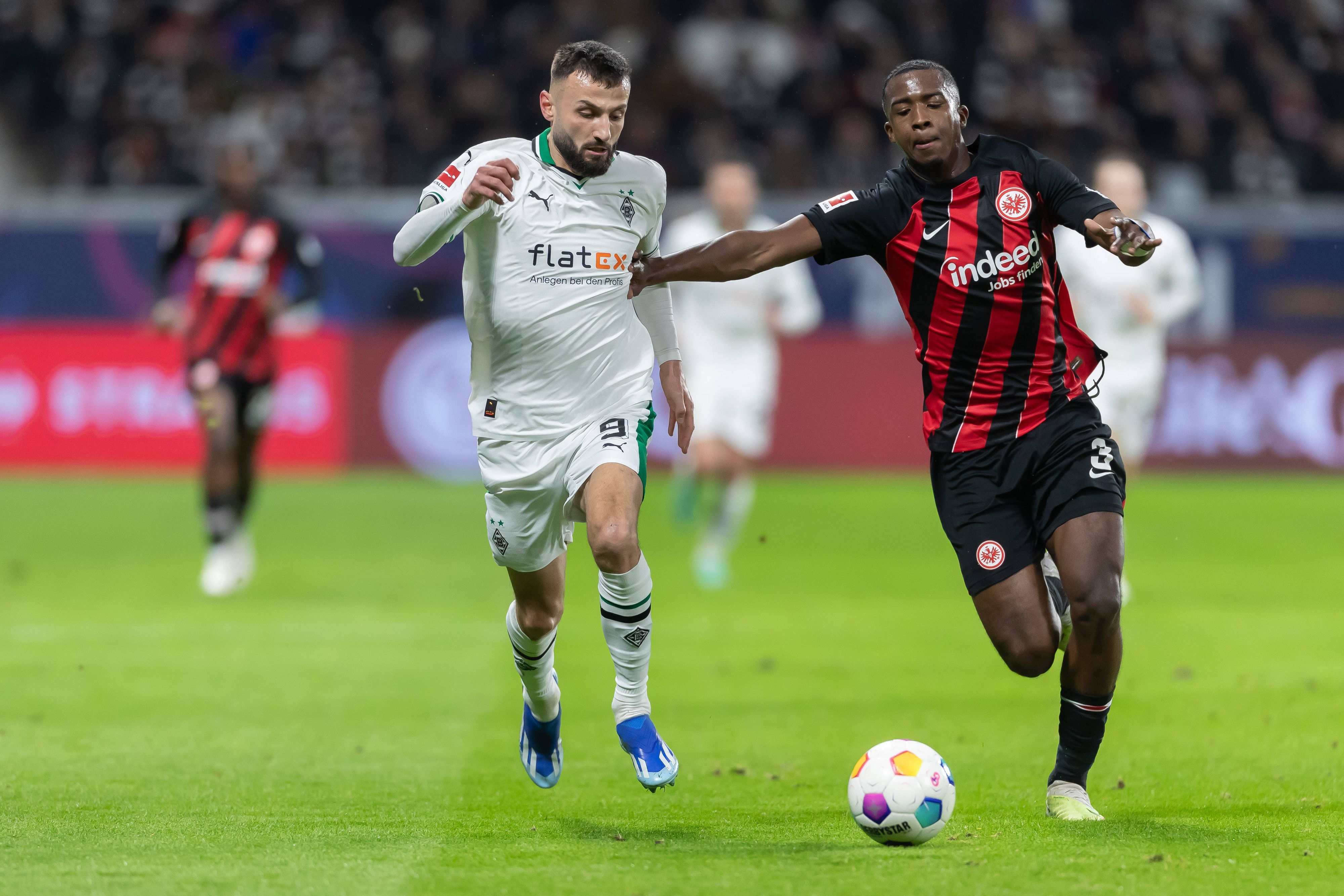 Willian Pacho im Zweikampf mit Franck Honorat.