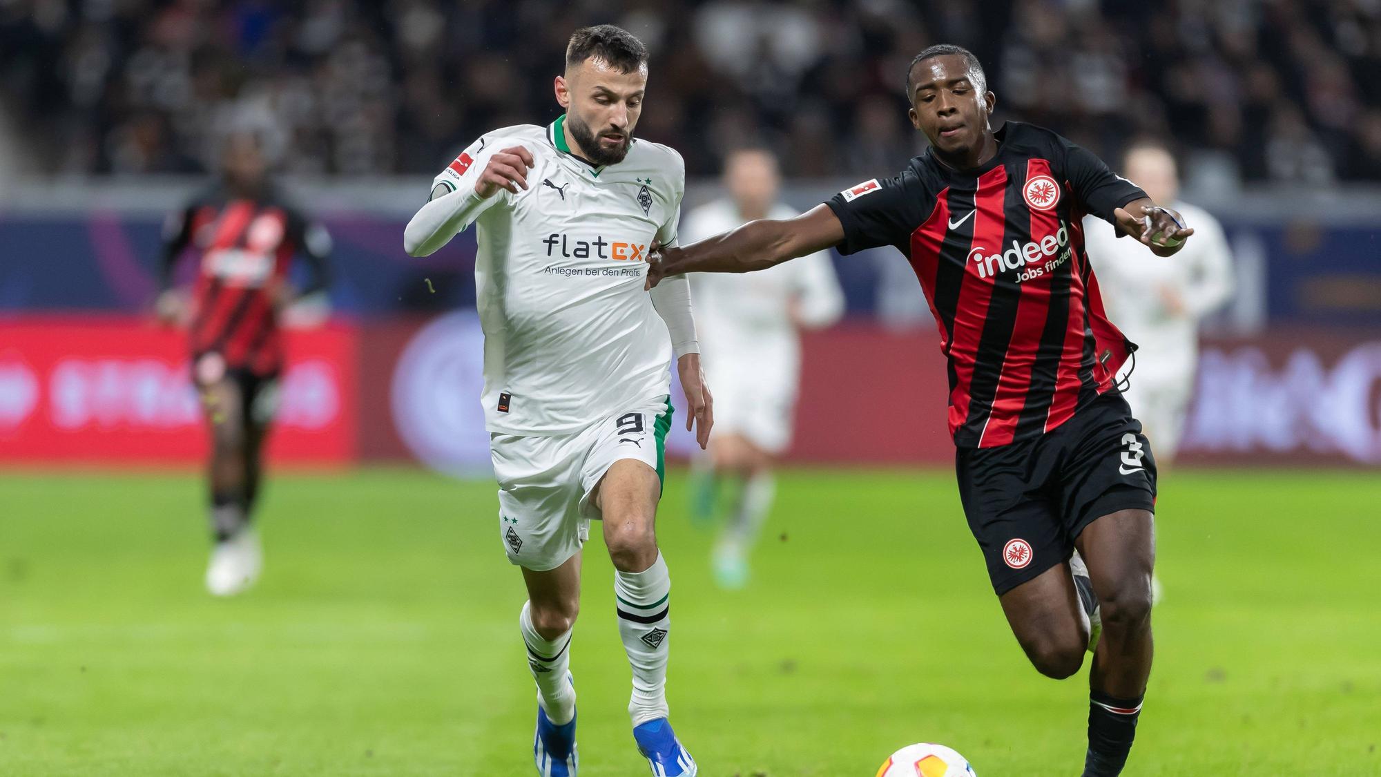 Willian Pacho im Zweikampf mit Franck Honorat.
