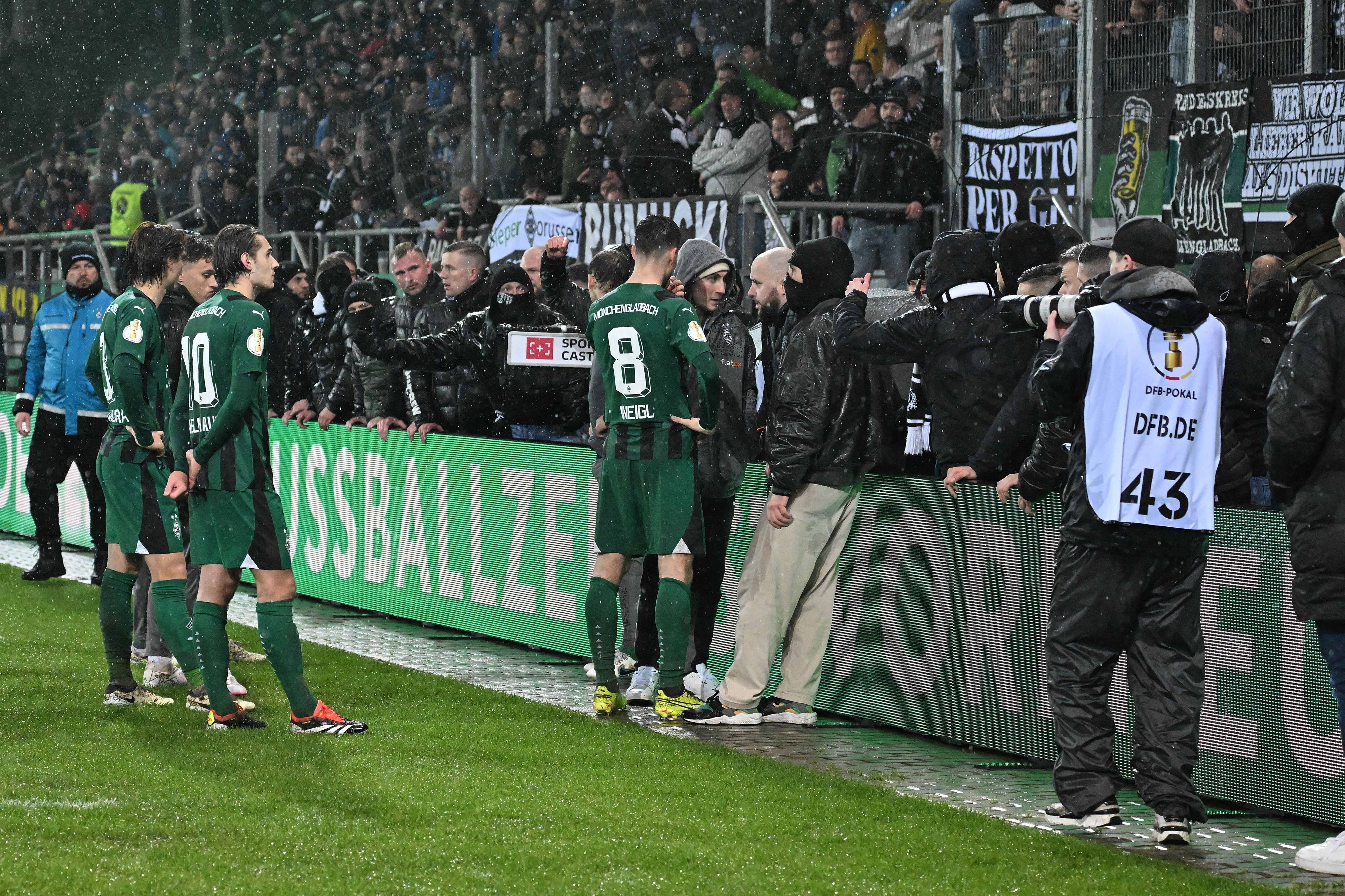 Borussia-Fans stellen die Spieler zur Rede.