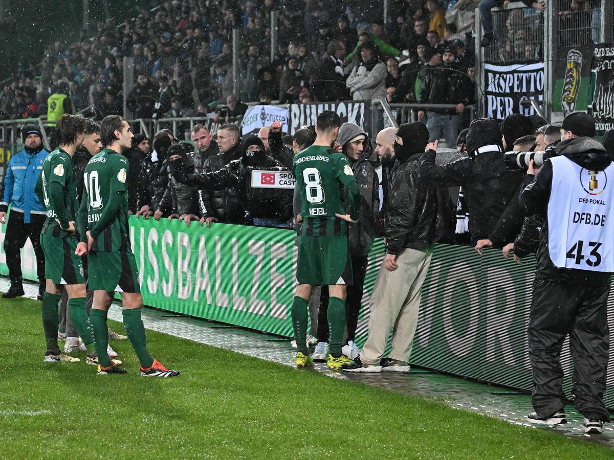 Borussia-Fans stellen die Spieler zur Rede.