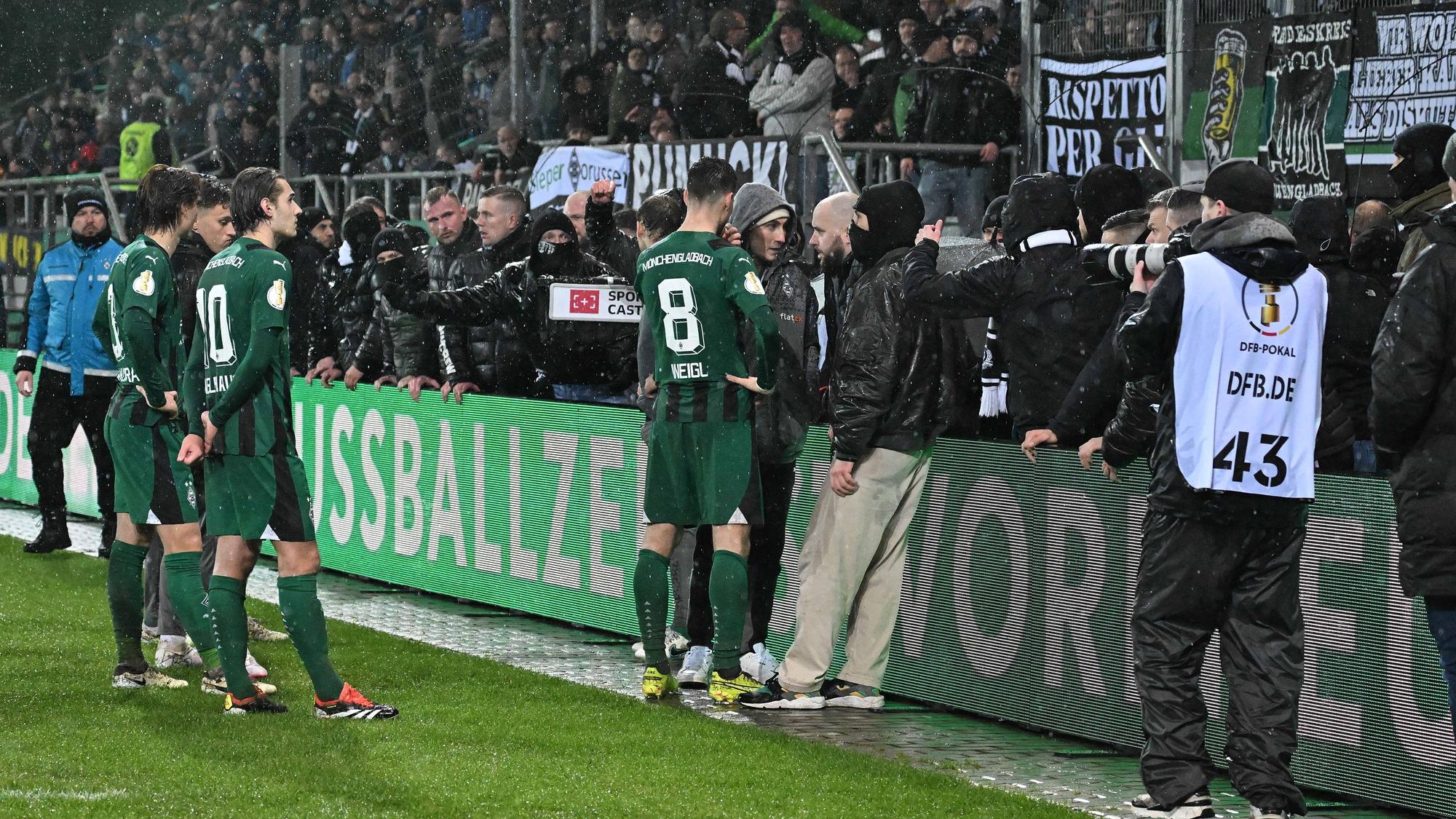 Borussia-Fans stellen die Spieler zur Rede.