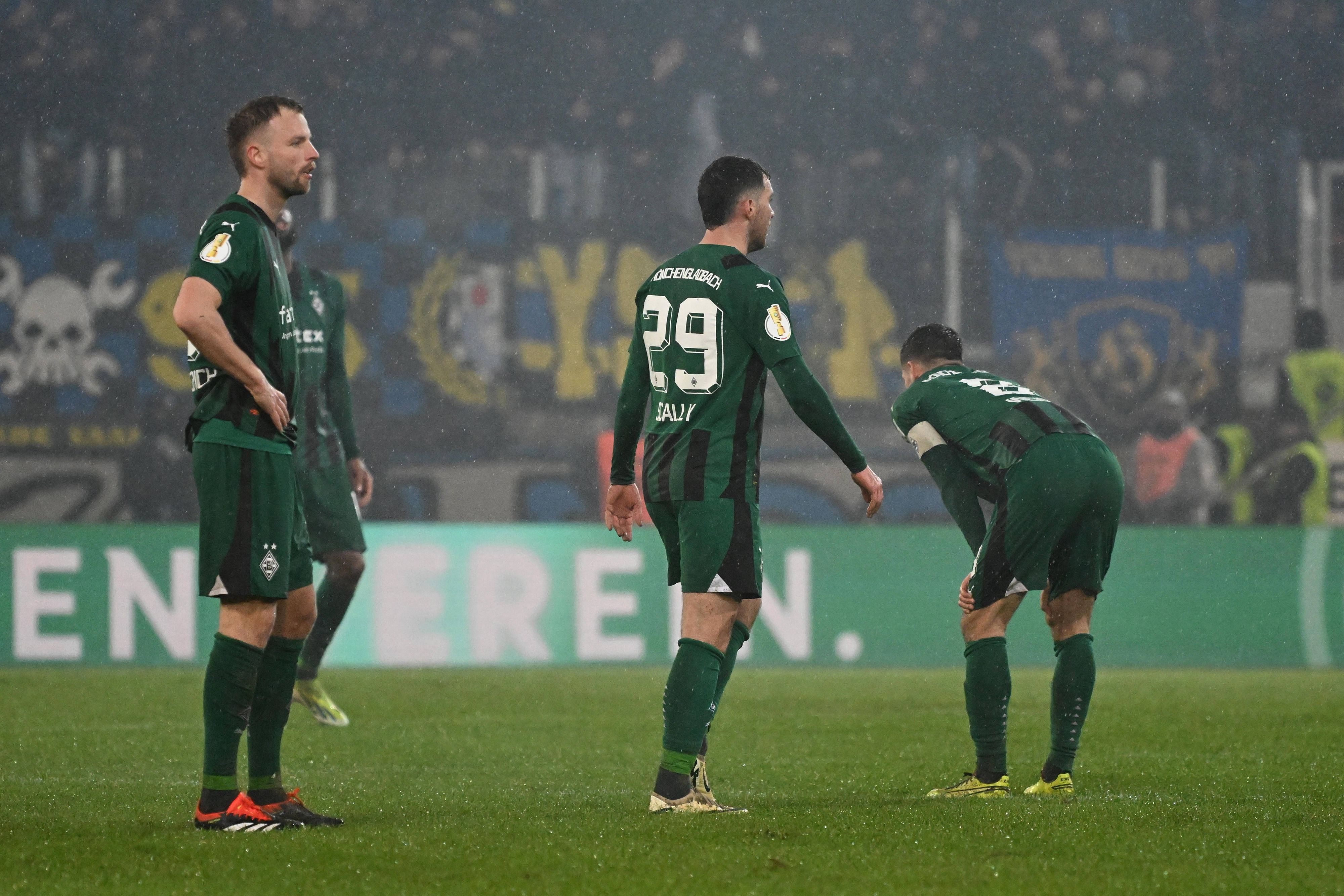 Spieler von Borussia Mönchengladbach wirken ratlos, enttäuscht und frustriert nach Pokalaus.