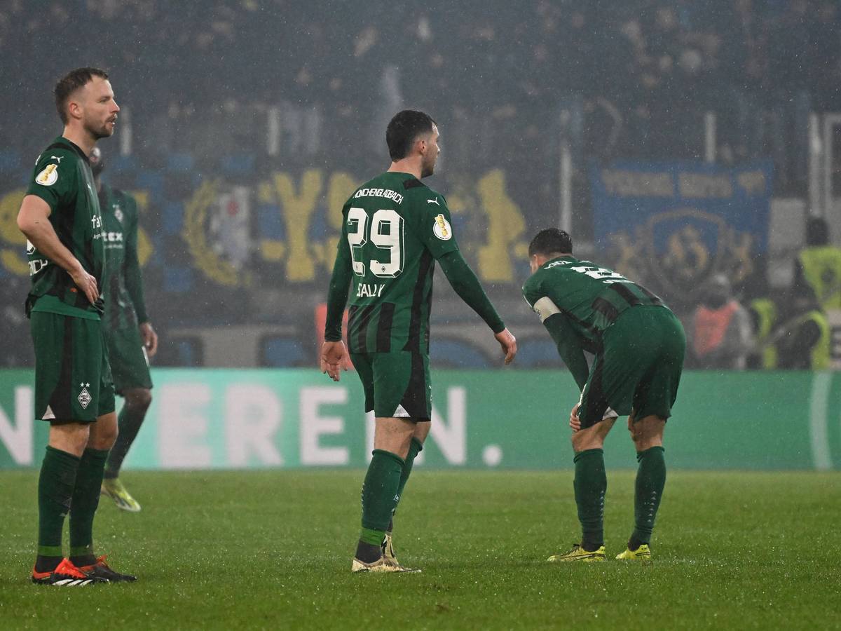 Spieler von Borussia Mönchengladbach wirken ratlos, enttäuscht und frustriert nach Pokalaus.