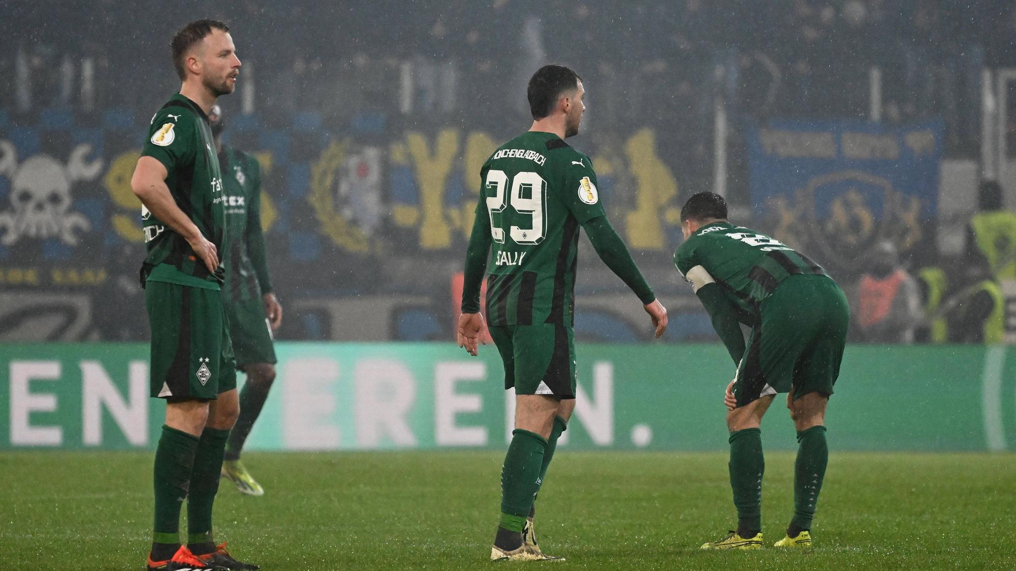 Spieler von Borussia Mönchengladbach wirken ratlos, enttäuscht und frustriert nach Pokalaus.