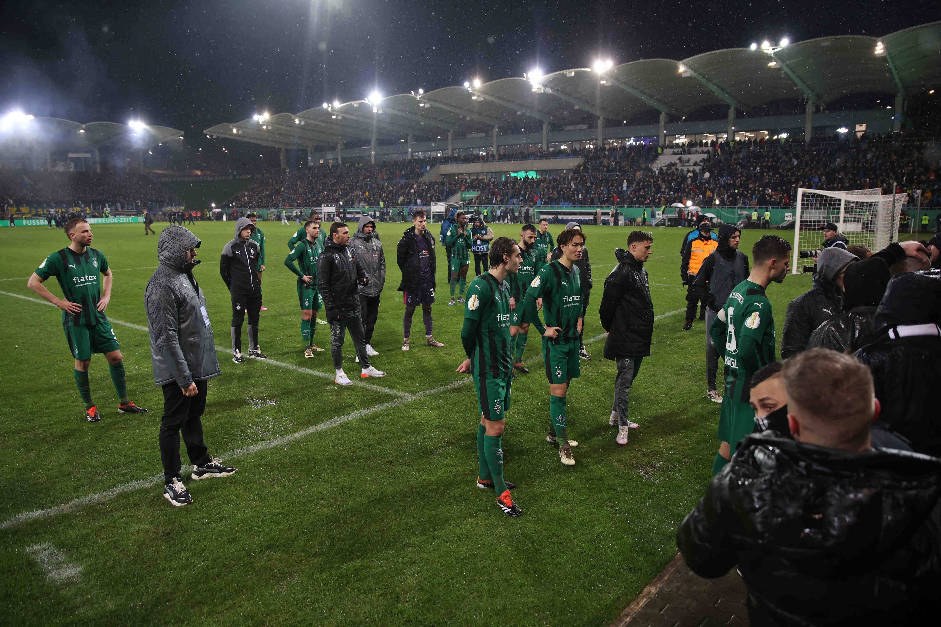 Borussia-Spieler im Austausch mit den Fans.