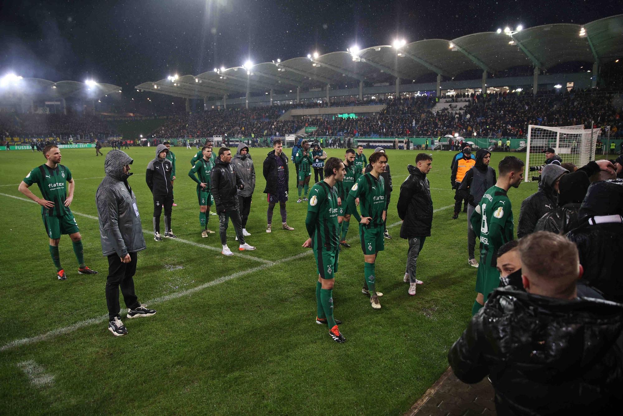Borussia-Spieler im Austausch mit den Fans.