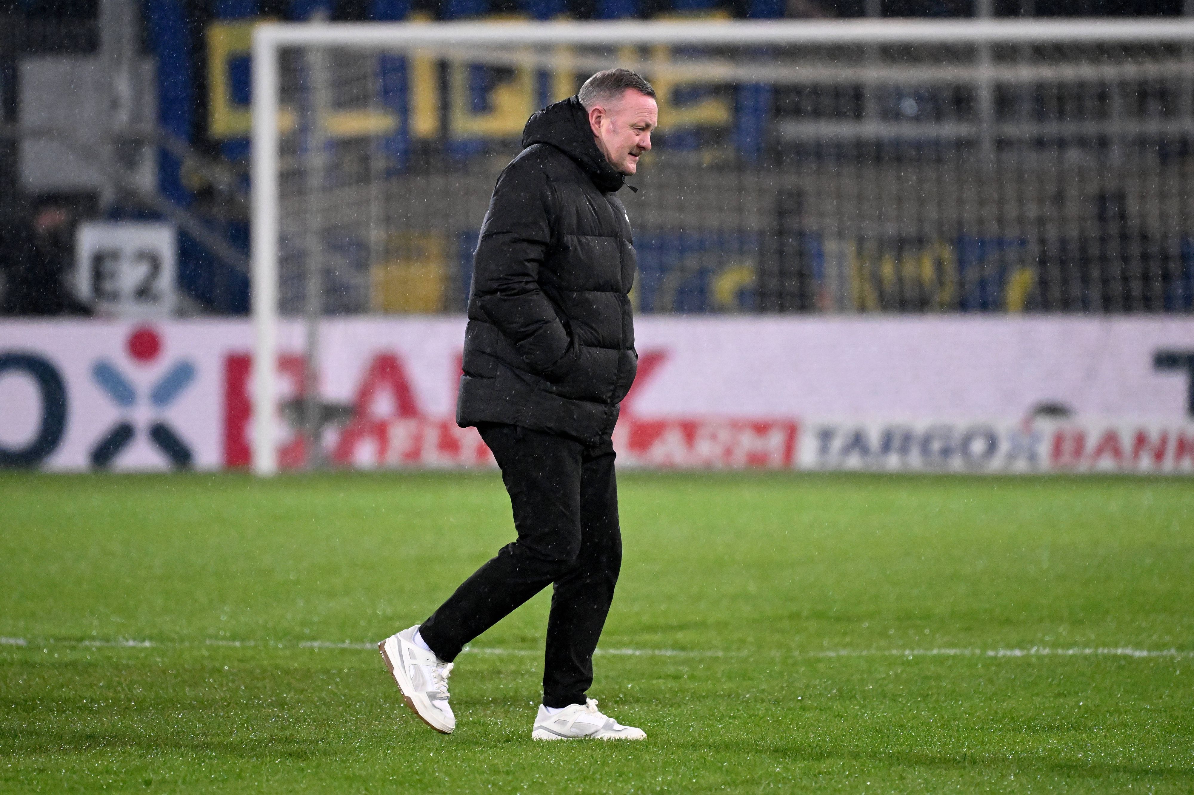 Sport-Chef von Borussia Mönchengladbach bei der Platzbegehung.