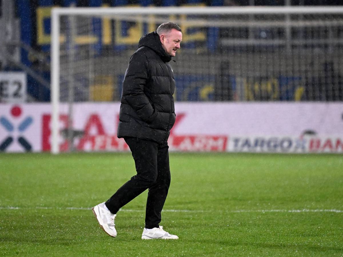 Sport-Chef von Borussia Mönchengladbach bei der Platzbegehung.