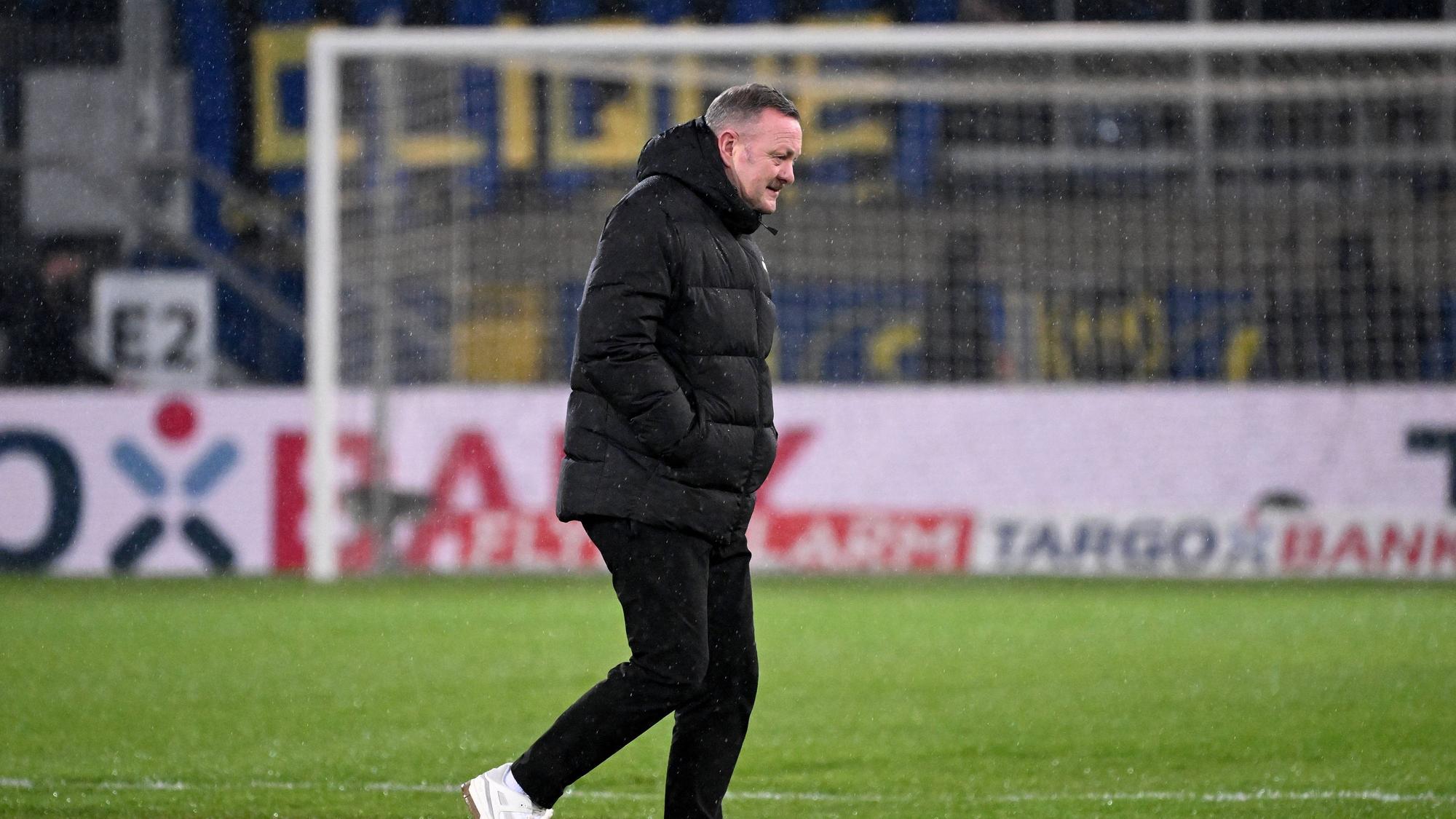 Sport-Chef von Borussia Mönchengladbach bei der Platzbegehung.