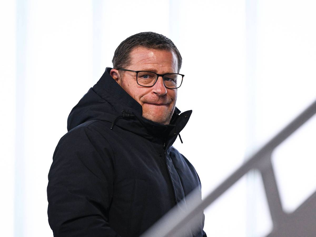 Max Eberl auf einer Tribüne.