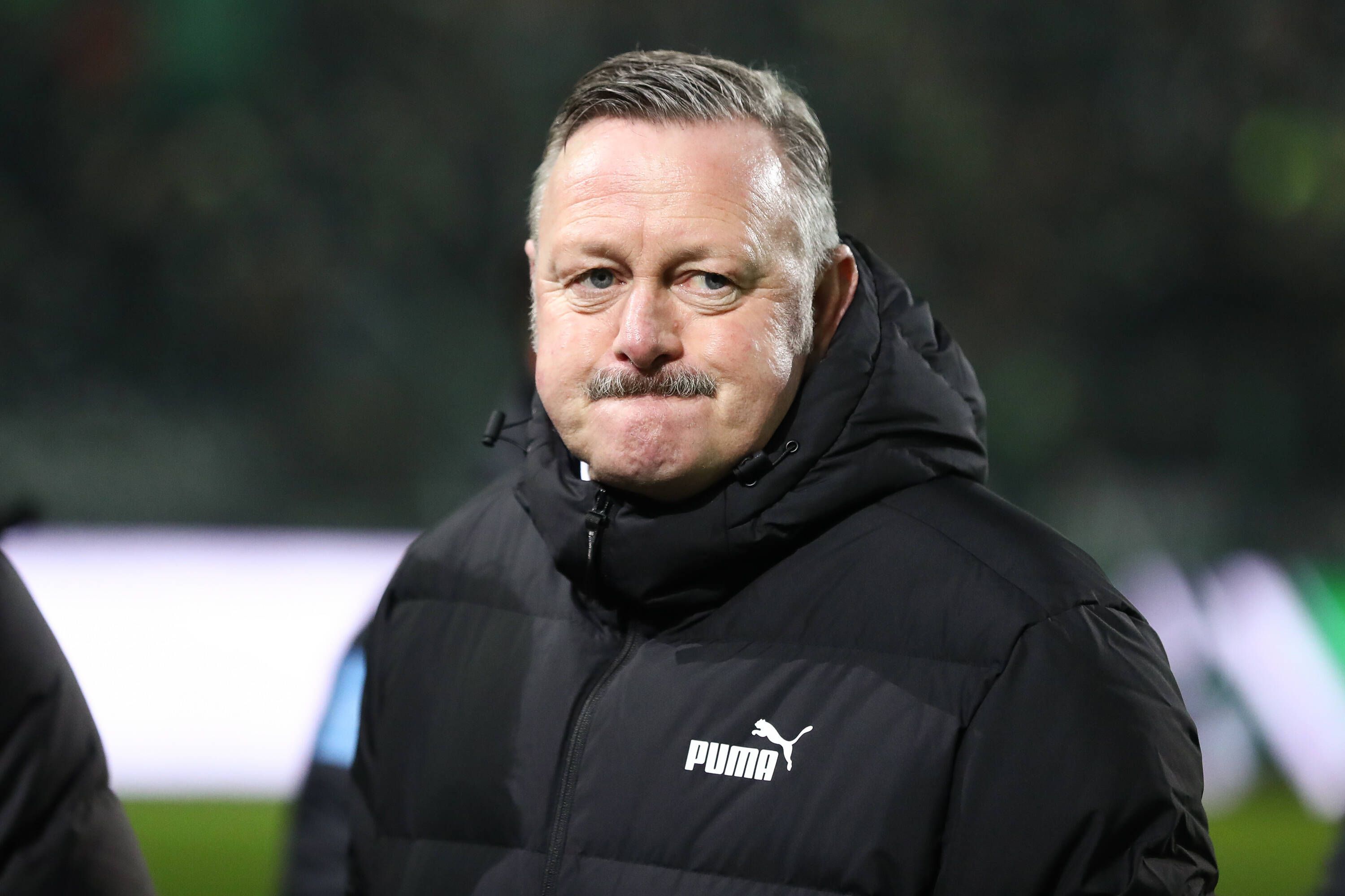Roland Virkus am Spielfeldrand.