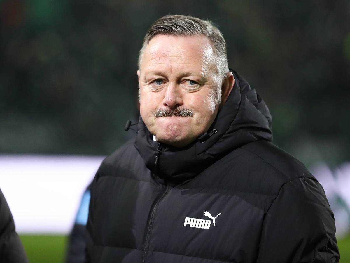 Roland Virkus am Spielfeldrand.