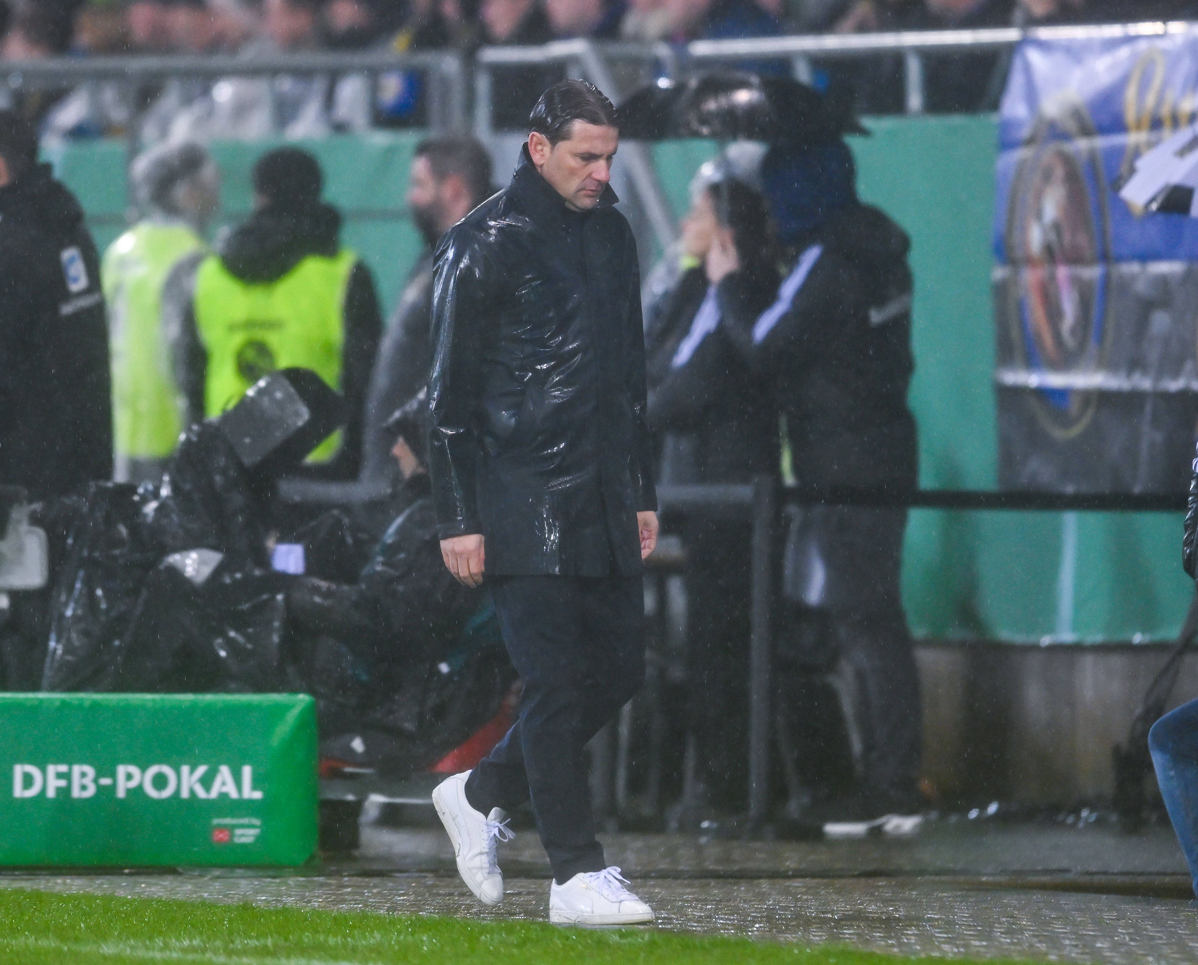 Trainer von Borussia Mönchengladbach in der Coaching-Zone, schaut auf den Boden.