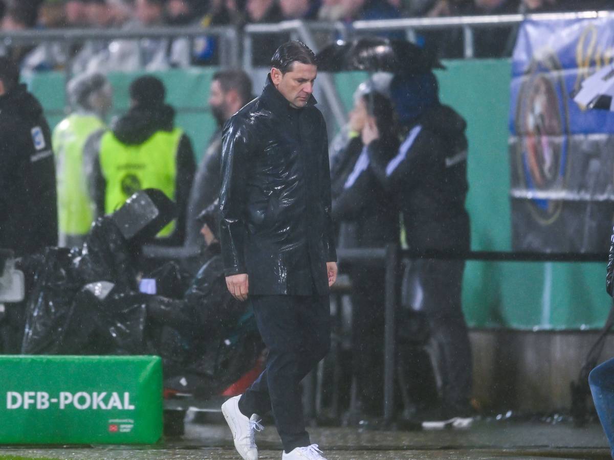 Trainer von Borussia Mönchengladbach in der Coaching-Zone, schaut auf den Boden.