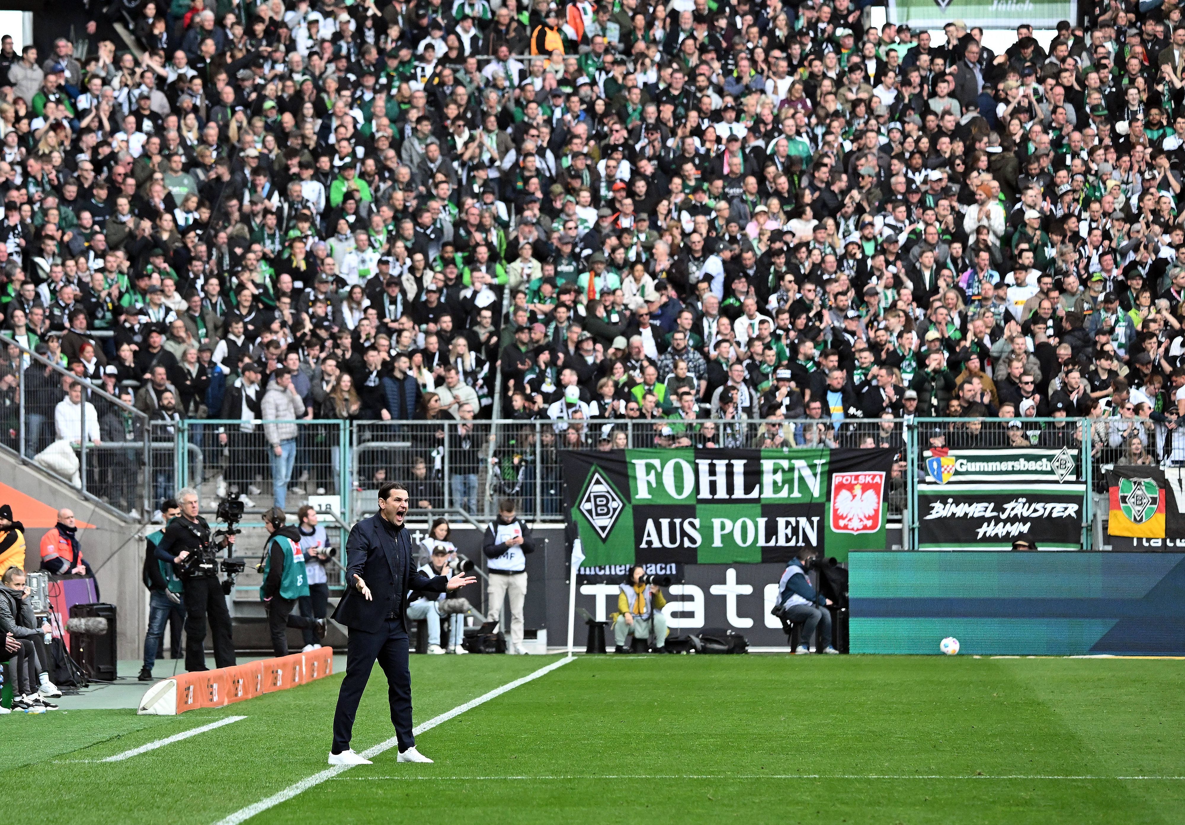 Gerardo Seoane steht auf dem Rasen.