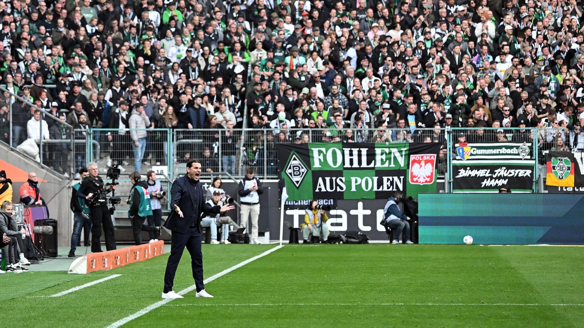 Gerardo Seoane steht auf dem Rasen.
