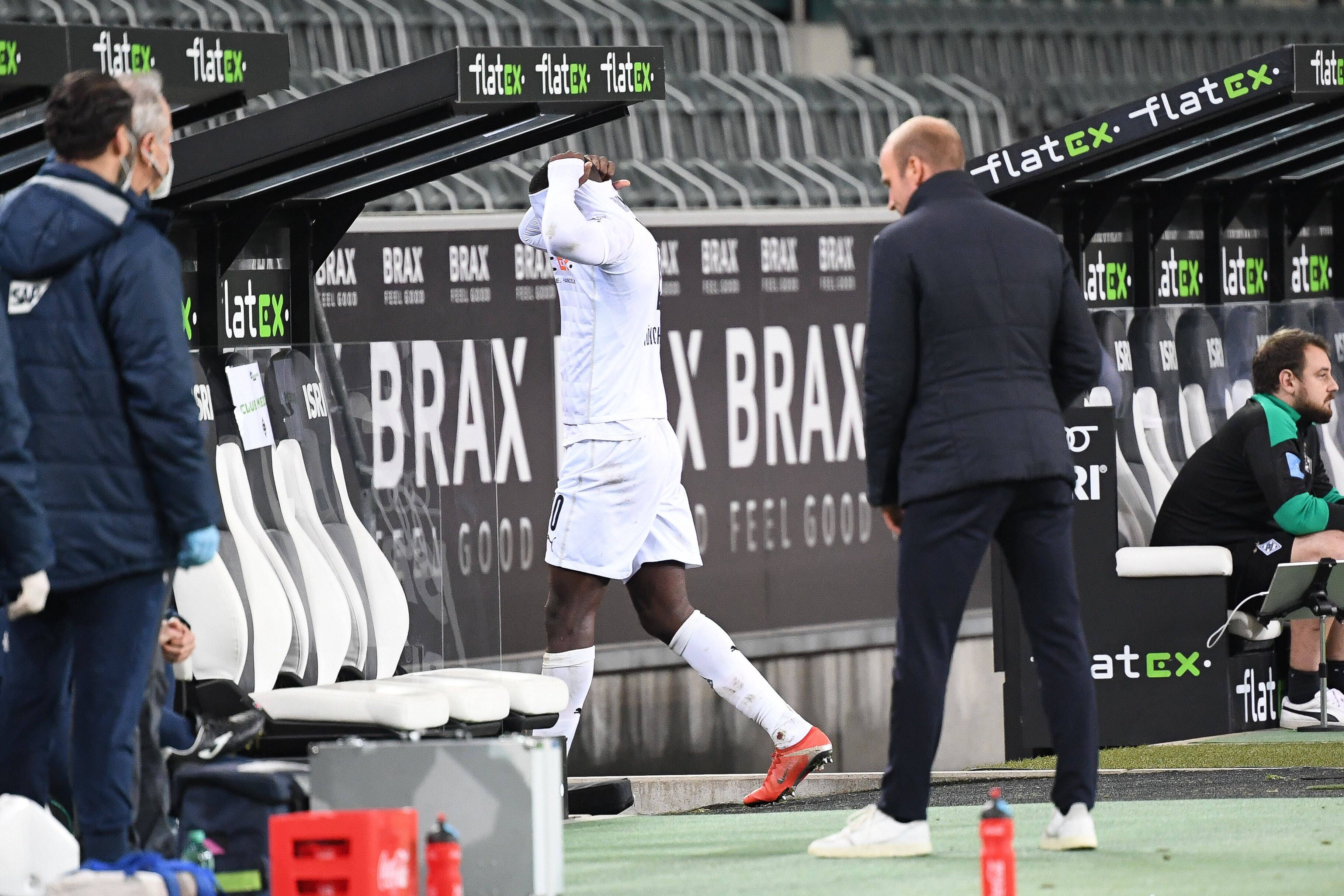 Marcus Thuram verlässt nach einer Spuck-Attacke den Rasen.