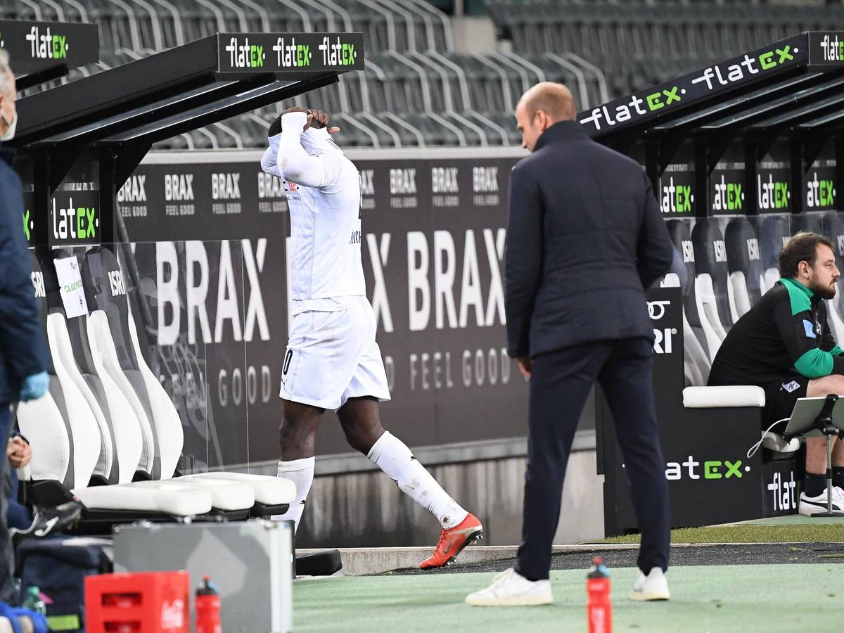 Marcus Thuram verlässt nach einer Spuck-Attacke den Rasen.