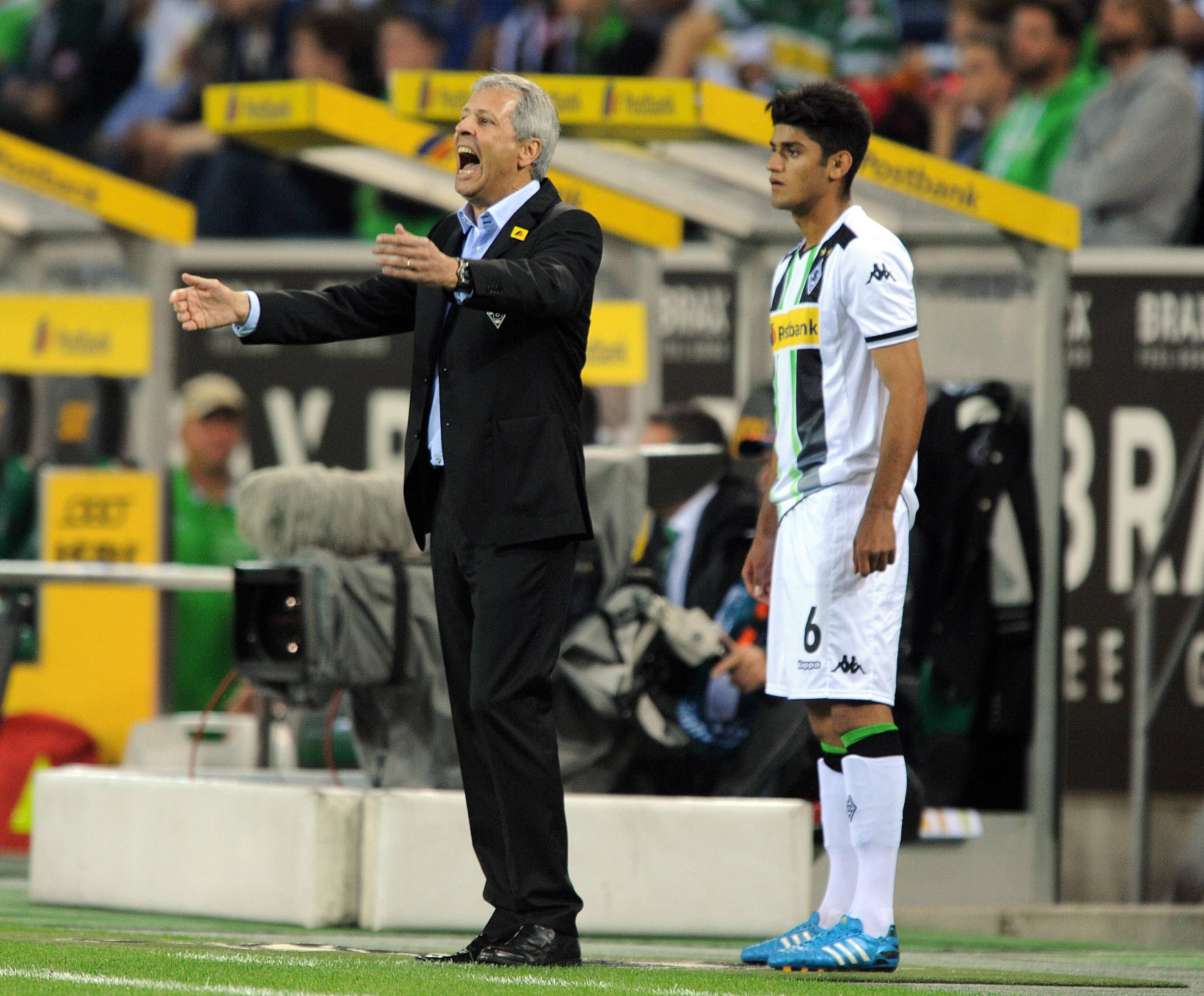 Mo Dahoud steht neben Lucien Favre.