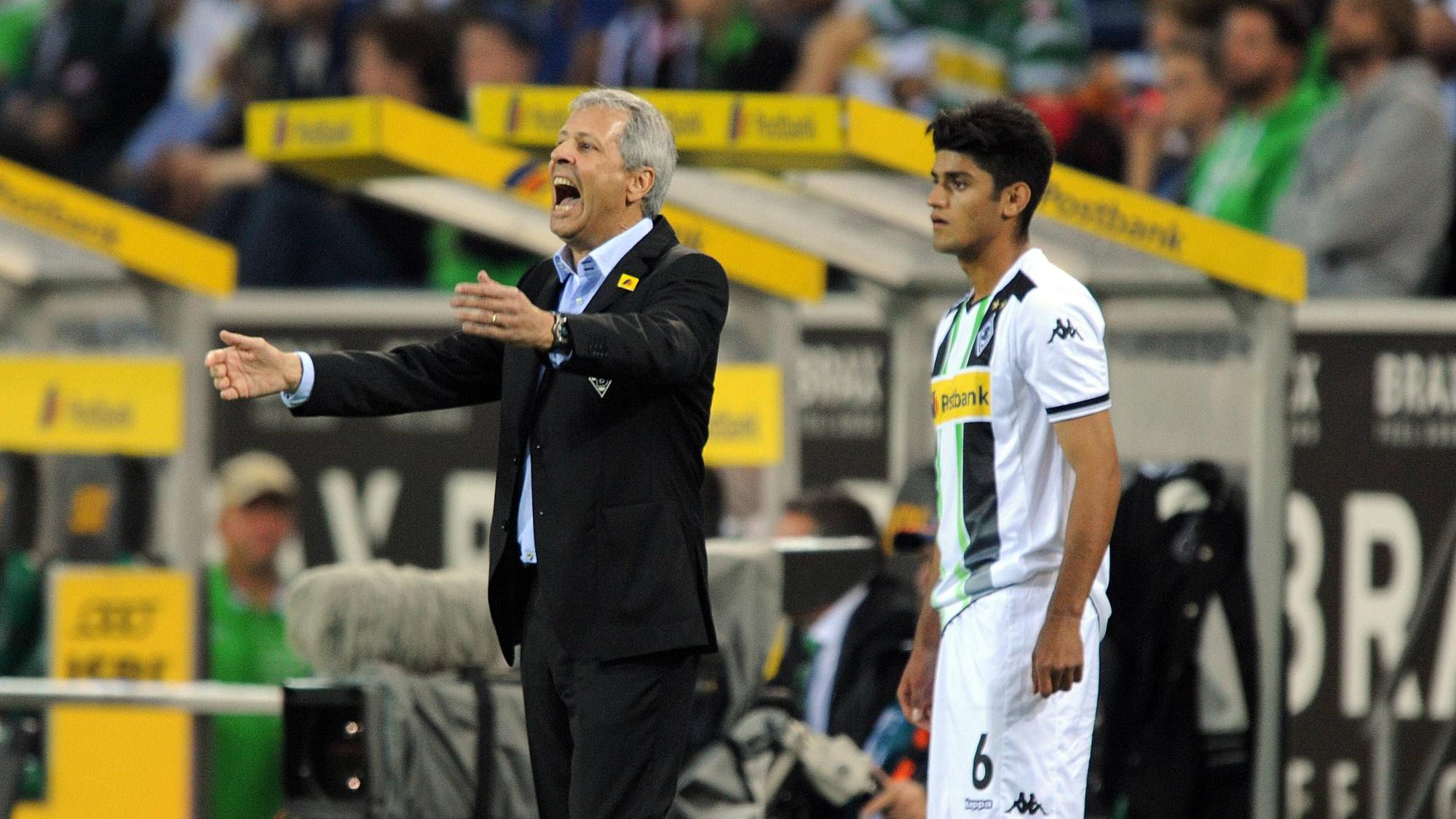 Mo Dahoud steht neben Lucien Favre.