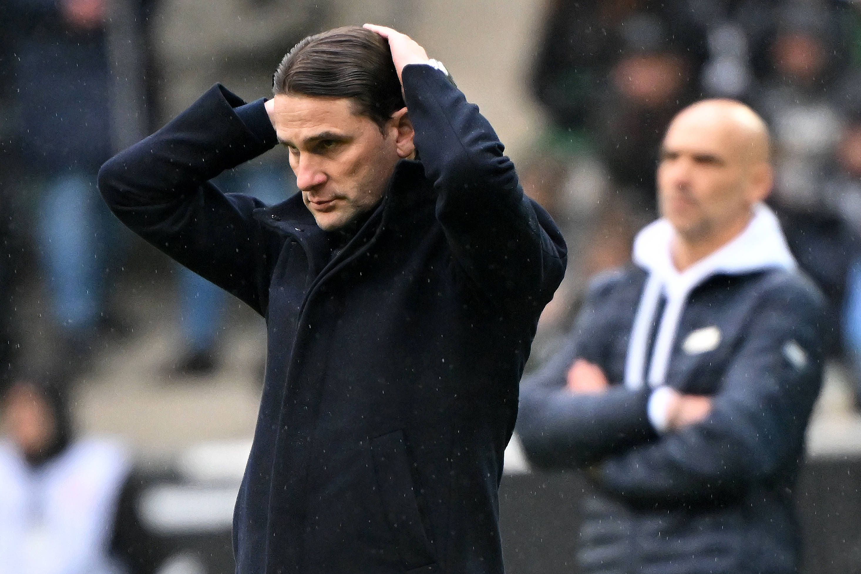 Gerardo Seoane fasst sich an den Kopf.