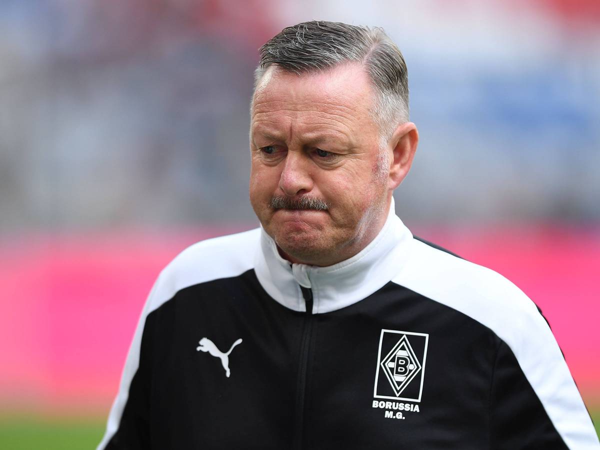 Roland Virkus schaut nach unten.