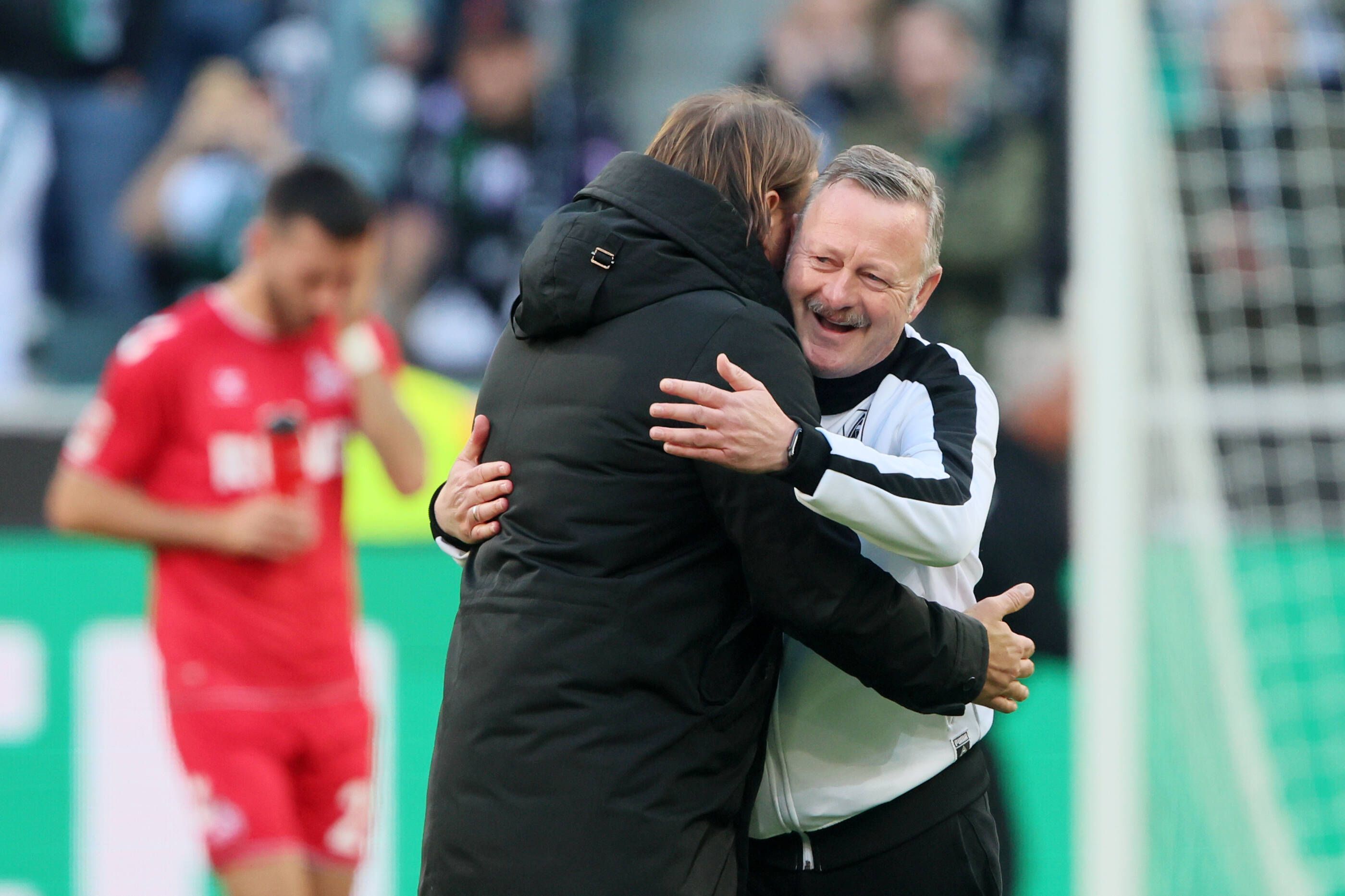 Roland Virkus und Daniel Farke umarmen sich.