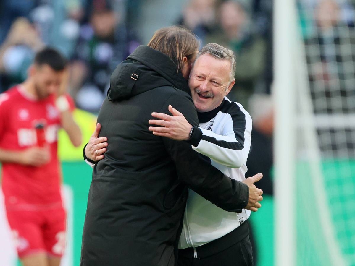 Roland Virkus und Daniel Farke umarmen sich.