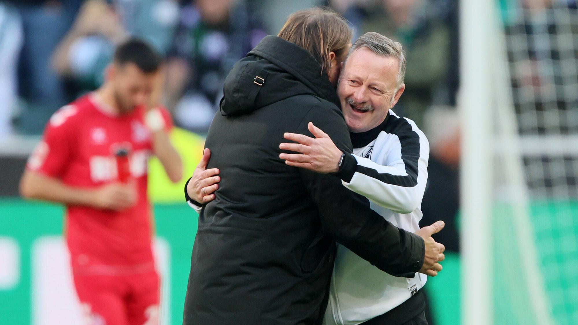 Roland Virkus und Daniel Farke umarmen sich.