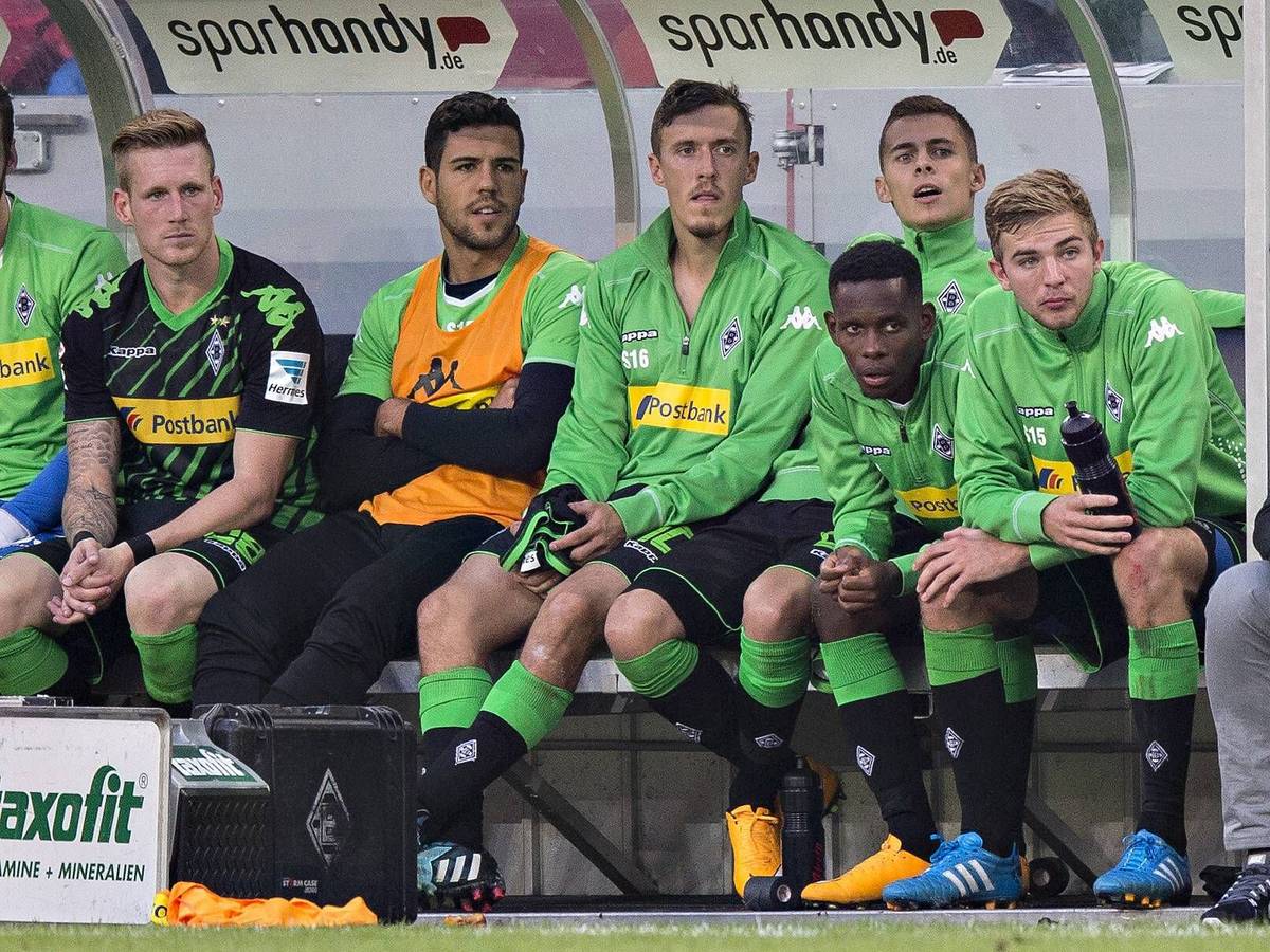 Borussia-Spieler auf der Ersatzbank.