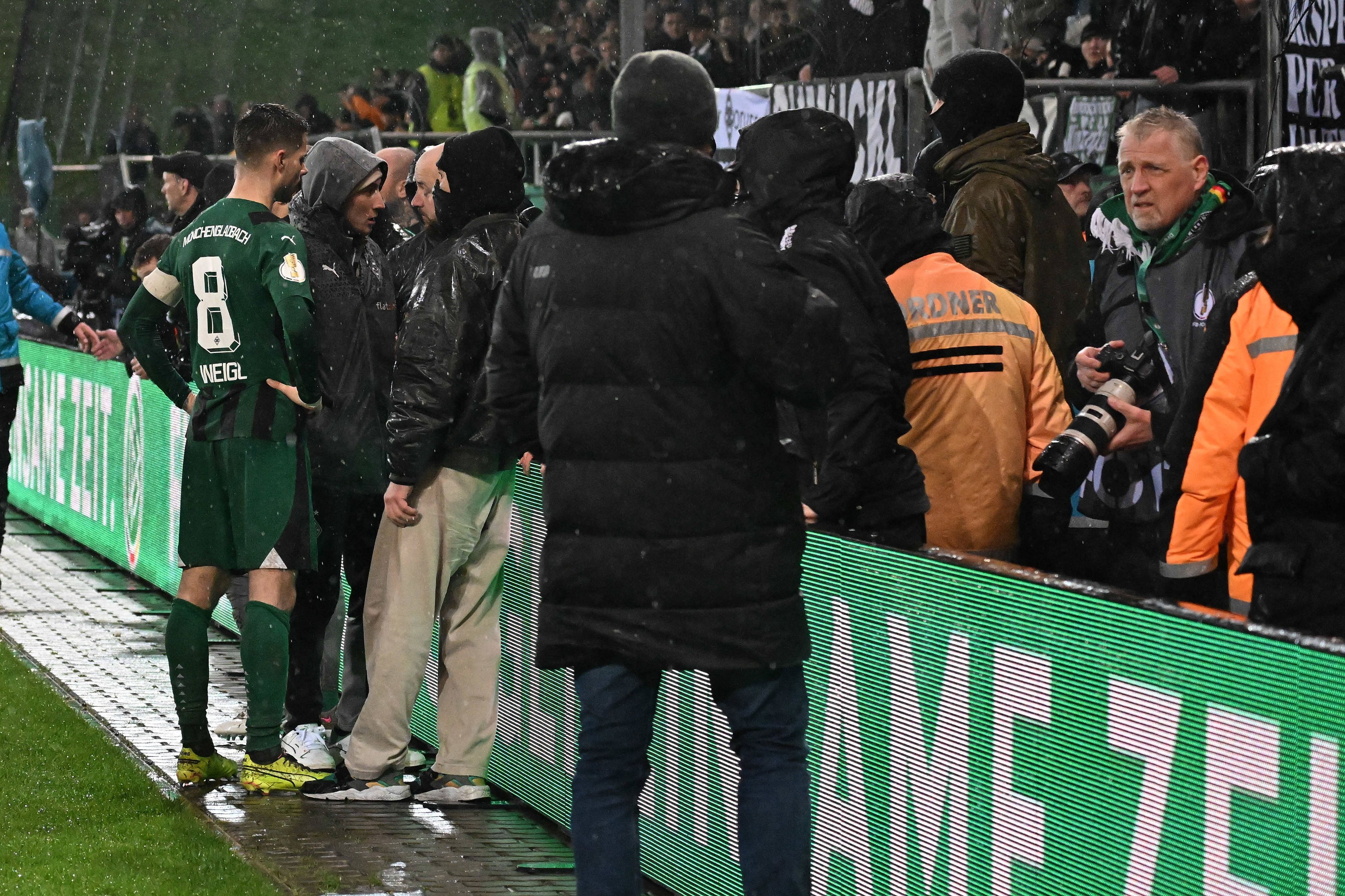 Julian Weigl im Austausch mit den Fans.