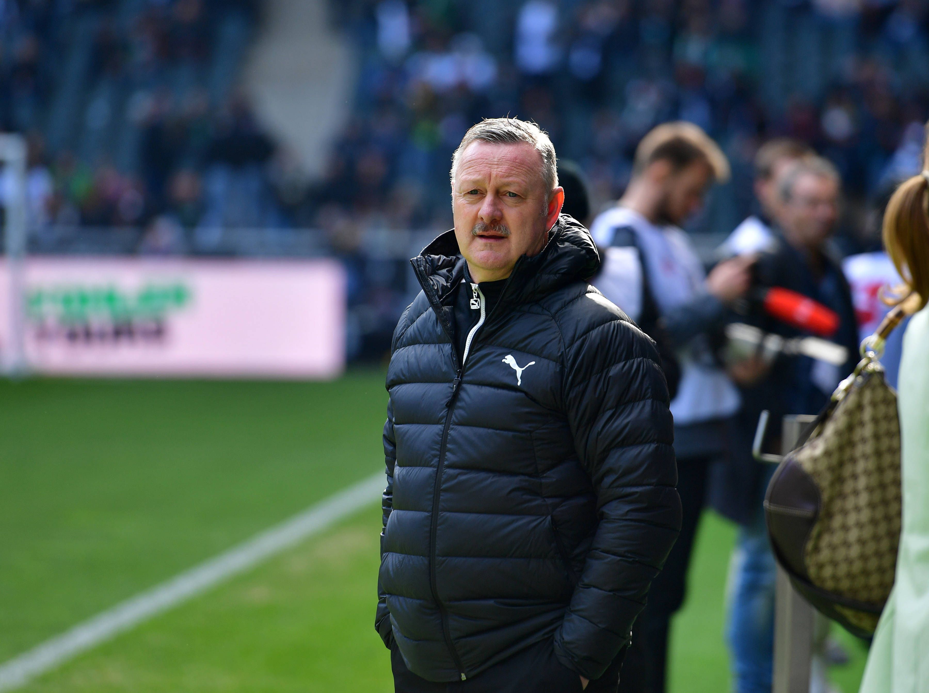 Roland Virkus am Spielfeldrand.