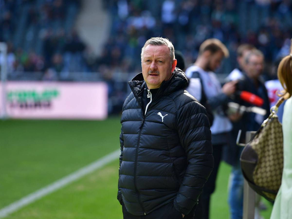 Roland Virkus am Spielfeldrand.