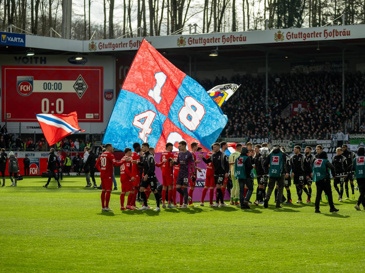 Borussia-Spieler klatschen mit den Heidenheimern ein.